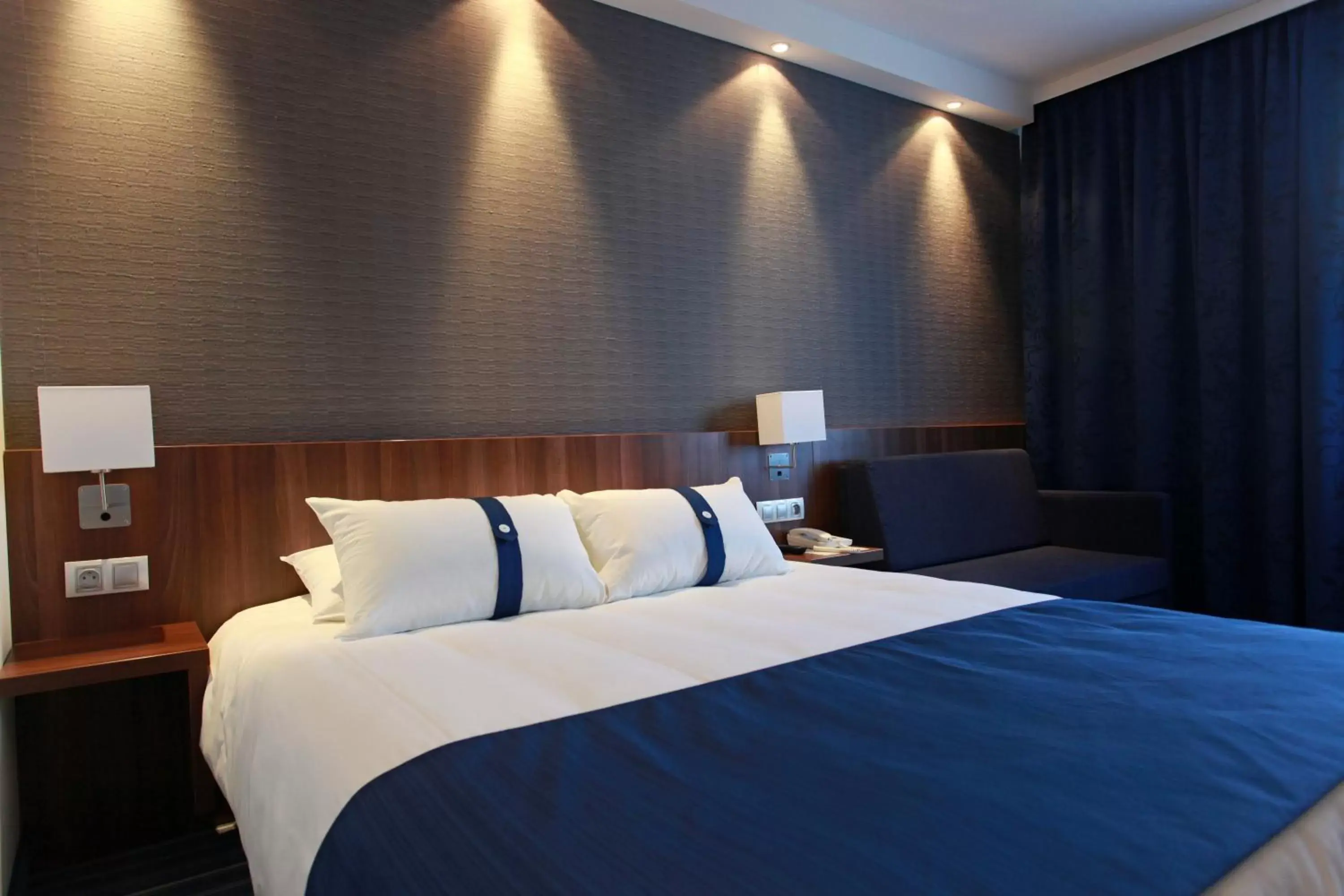 Photo of the whole room, Bed in Holiday Inn Express Strasbourg - Sud, an IHG Hotel