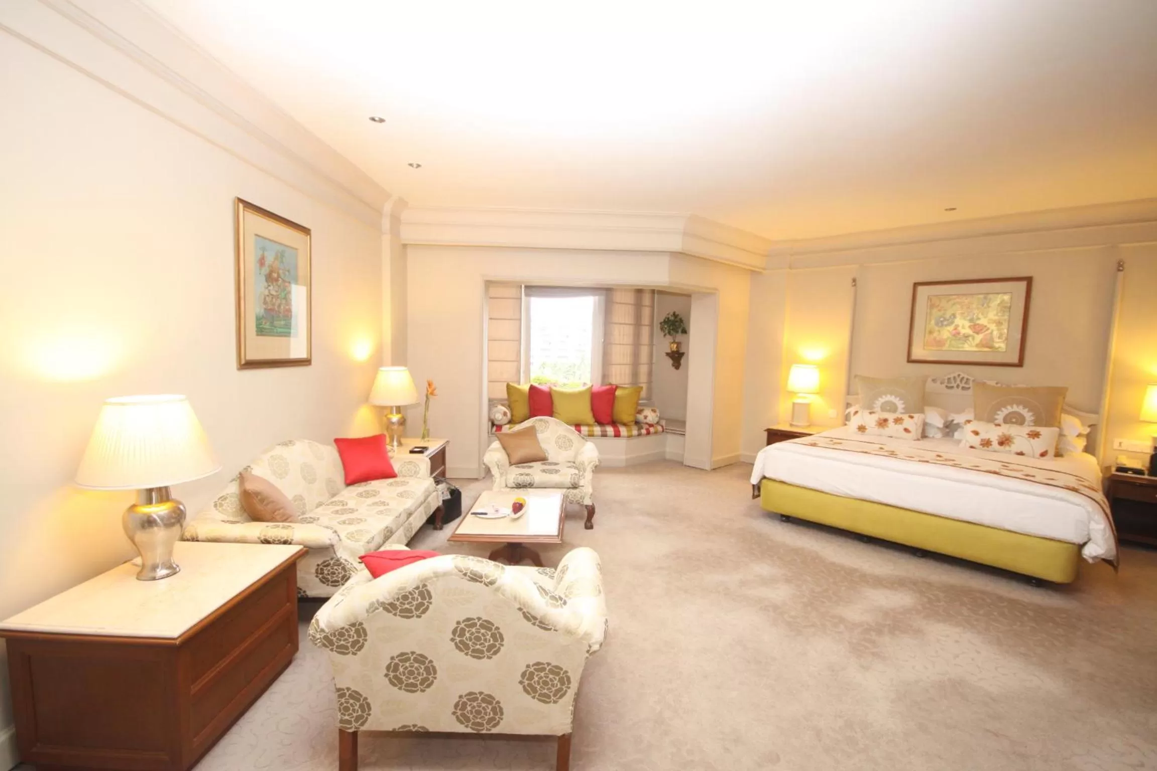 Photo of the whole room, Bed in Taj Bengal