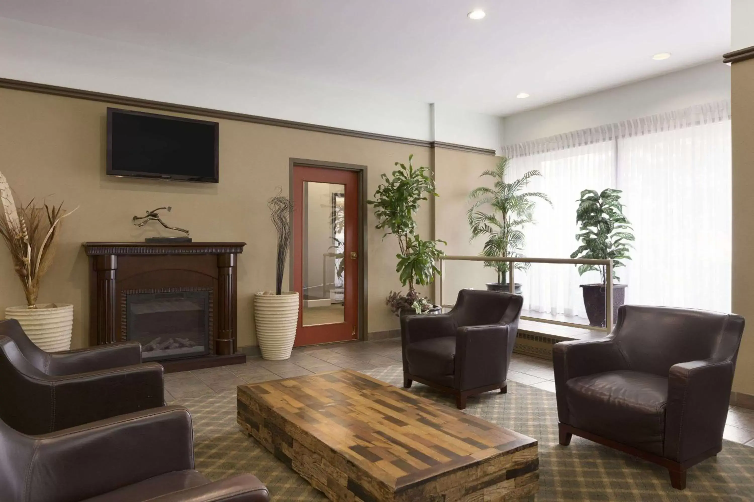 Lobby or reception, Seating Area in Travelodge Hotel by Wyndham Vancouver Airport