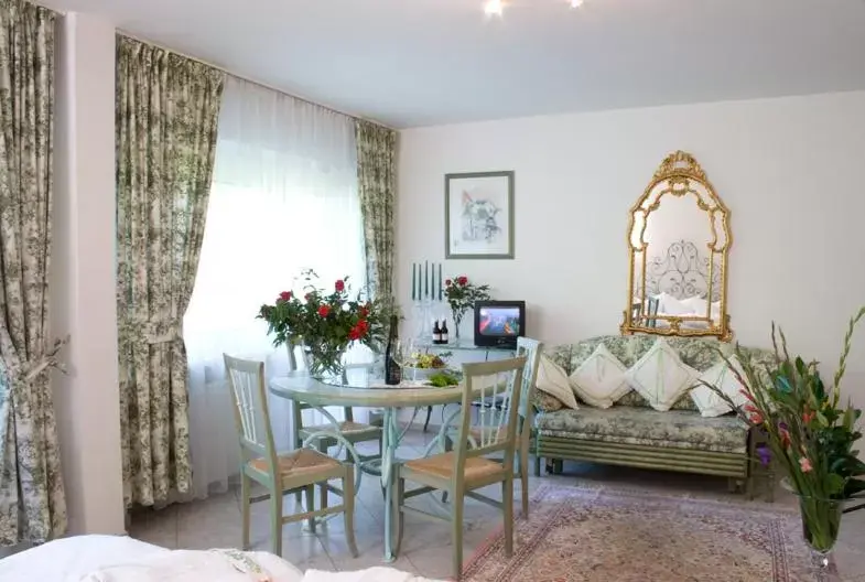 Photo of the whole room, Dining Area in Seibel's Park Hotel