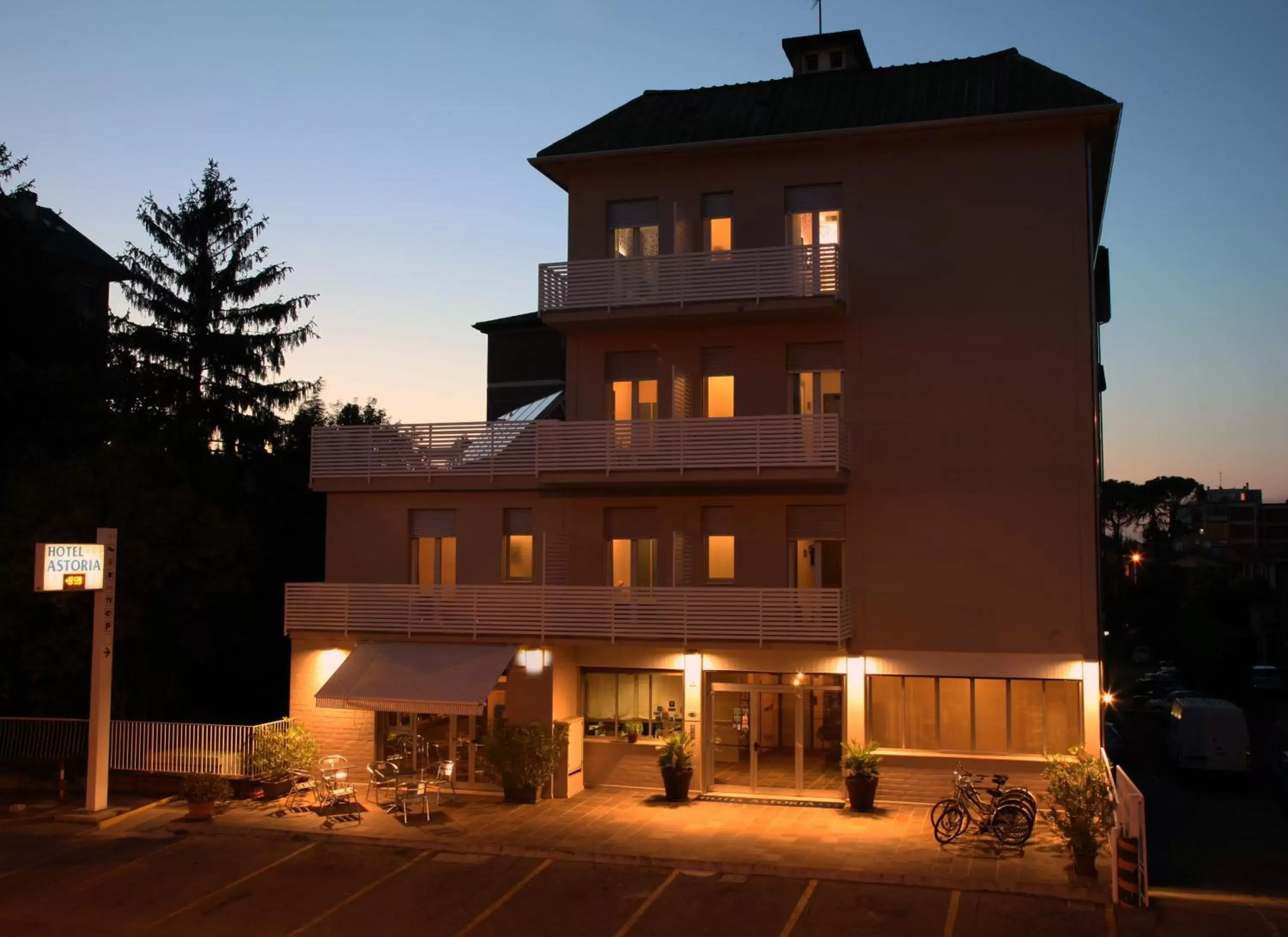 Facade/entrance, Property Building in Hotel Astoria