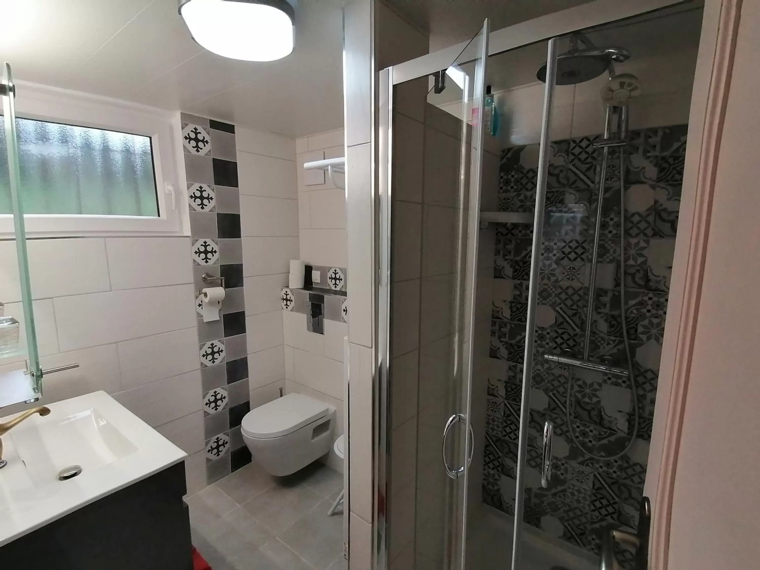 Shower, Bathroom in Chambres d'Hôtes de l'Avison