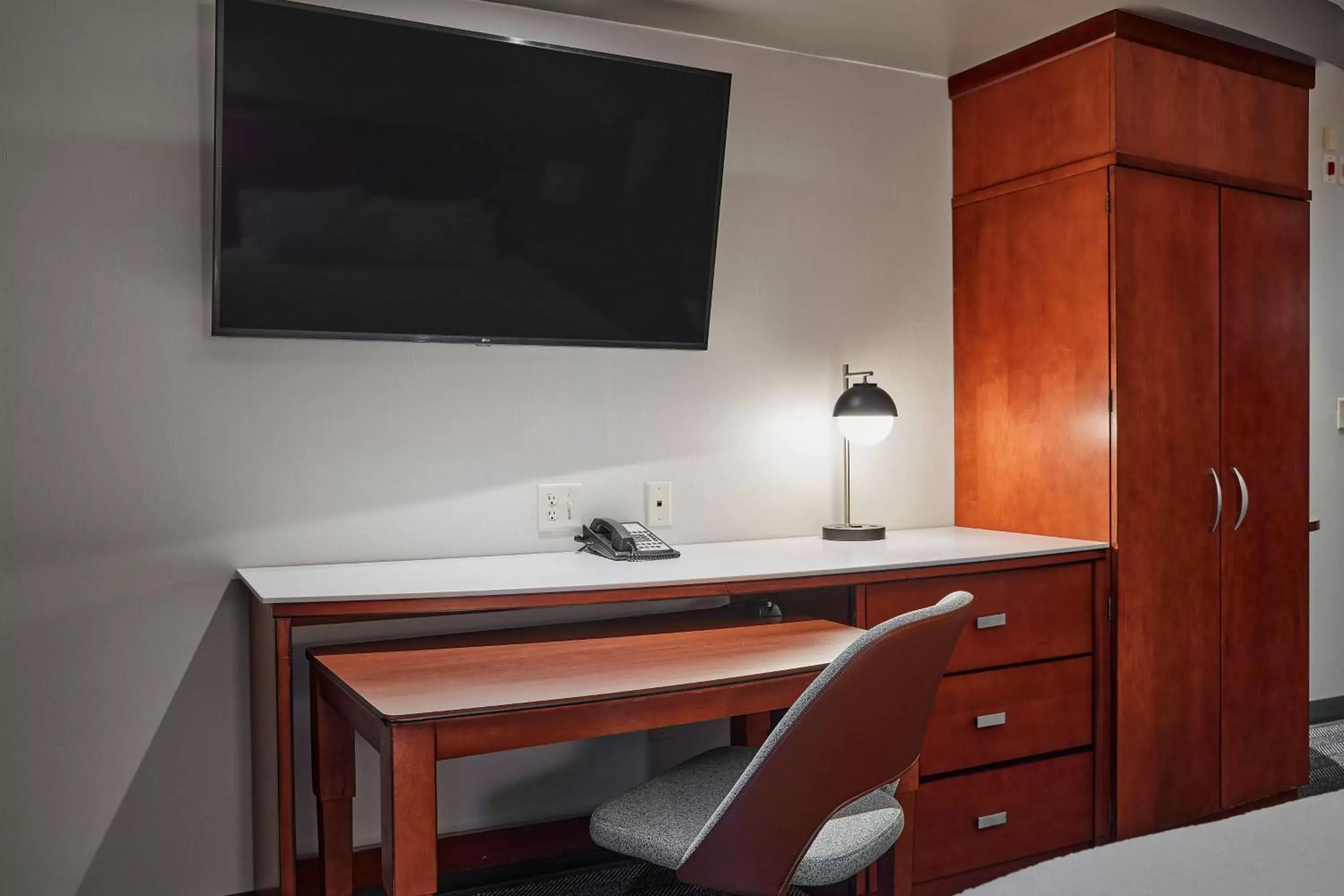 Photo of the whole room, TV/Entertainment Center in Courtyard Medford Airport