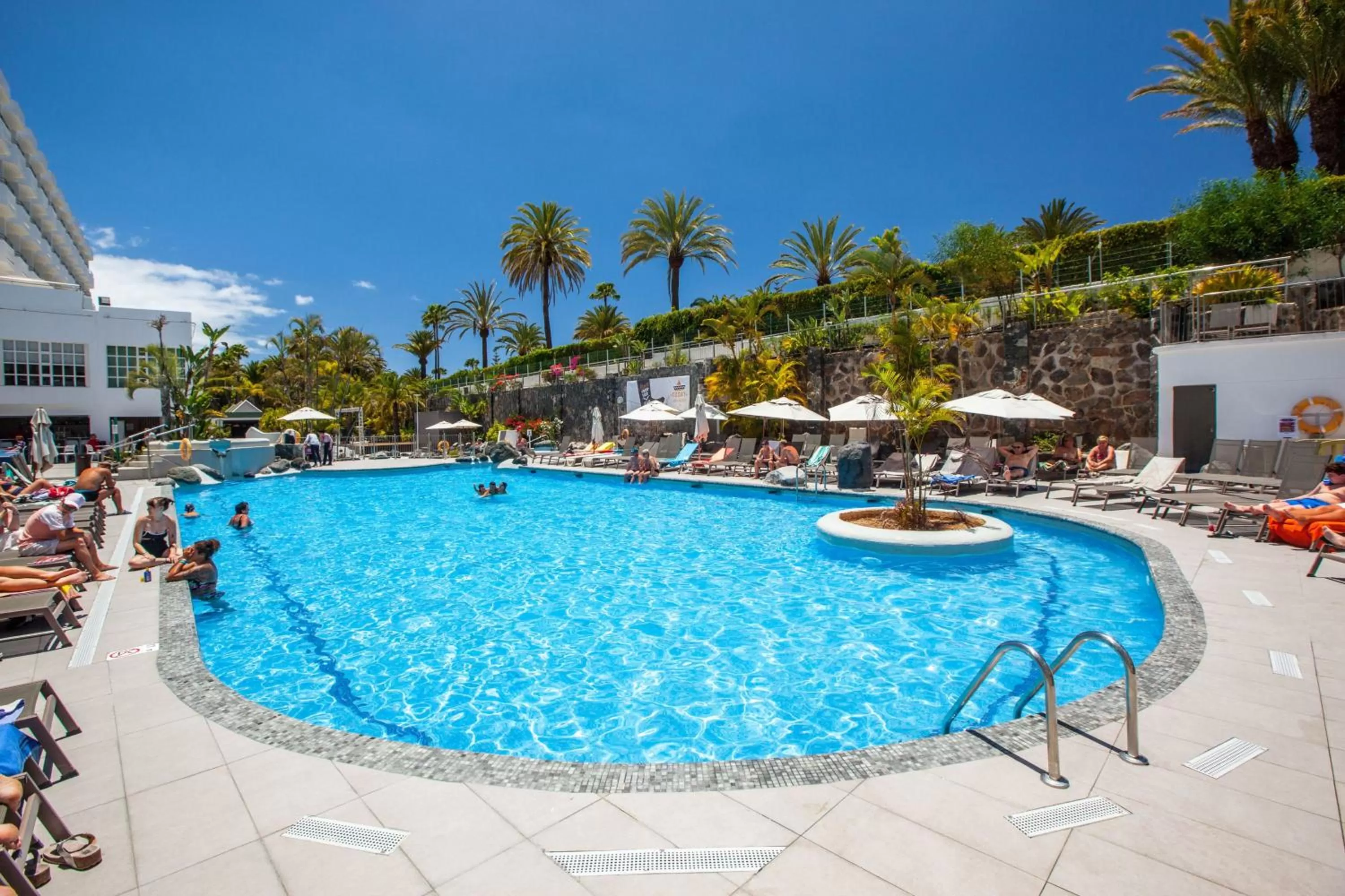 Swimming pool in Abora Catarina by Lopesan Hotels