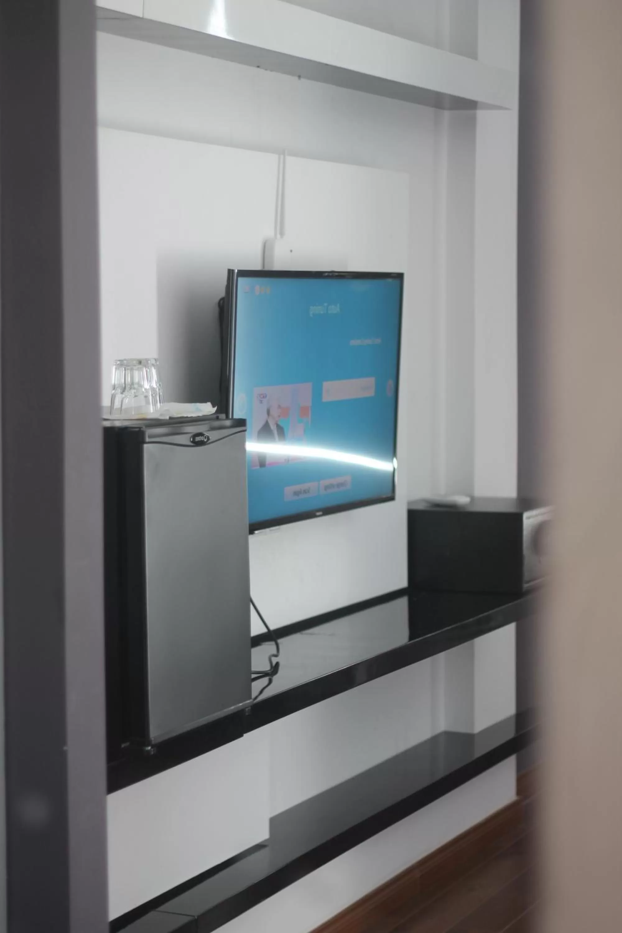 TV and multimedia in Benny's City Hotel