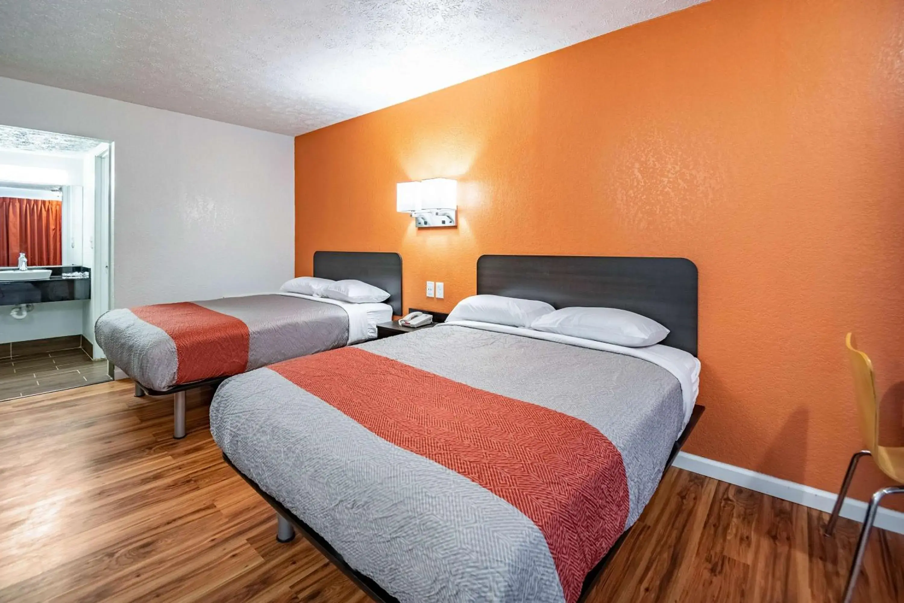 Bathroom, Bed in Motel 6-Columbus, OH