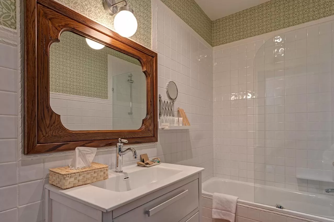 Shower, Bathroom in Hospedium Hotel La Farm