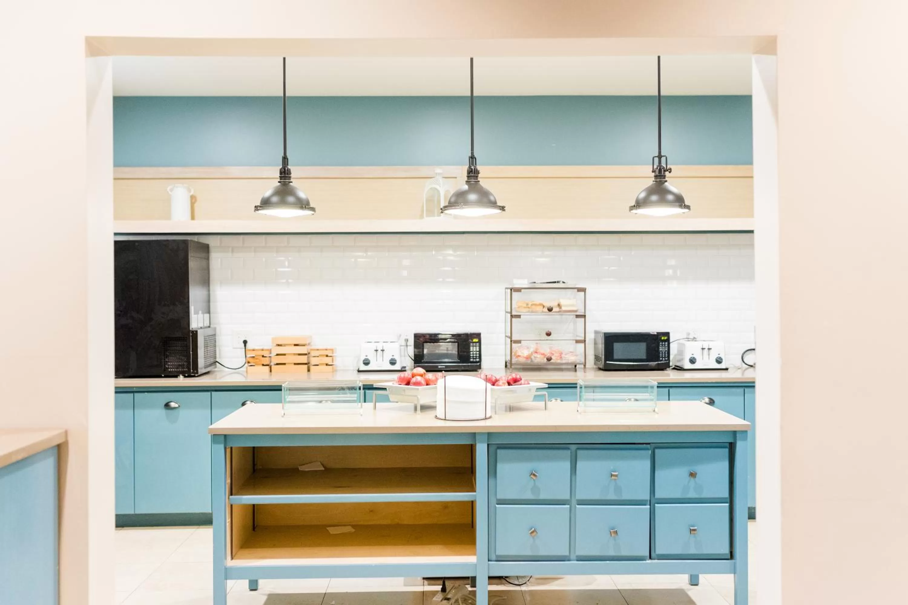 Breakfast in Country Inn & Suites by Radisson, Helen, GA