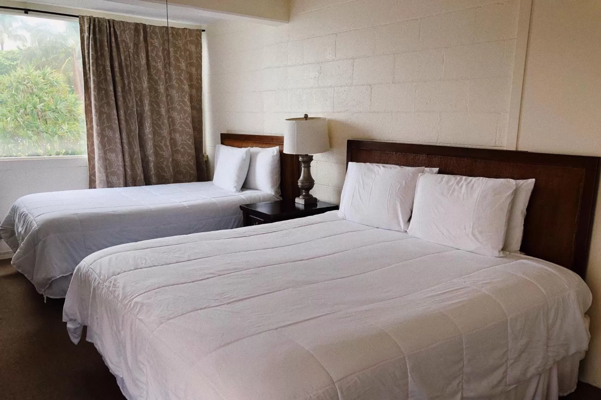 Bed in Hilo Reeds Bay Hotel