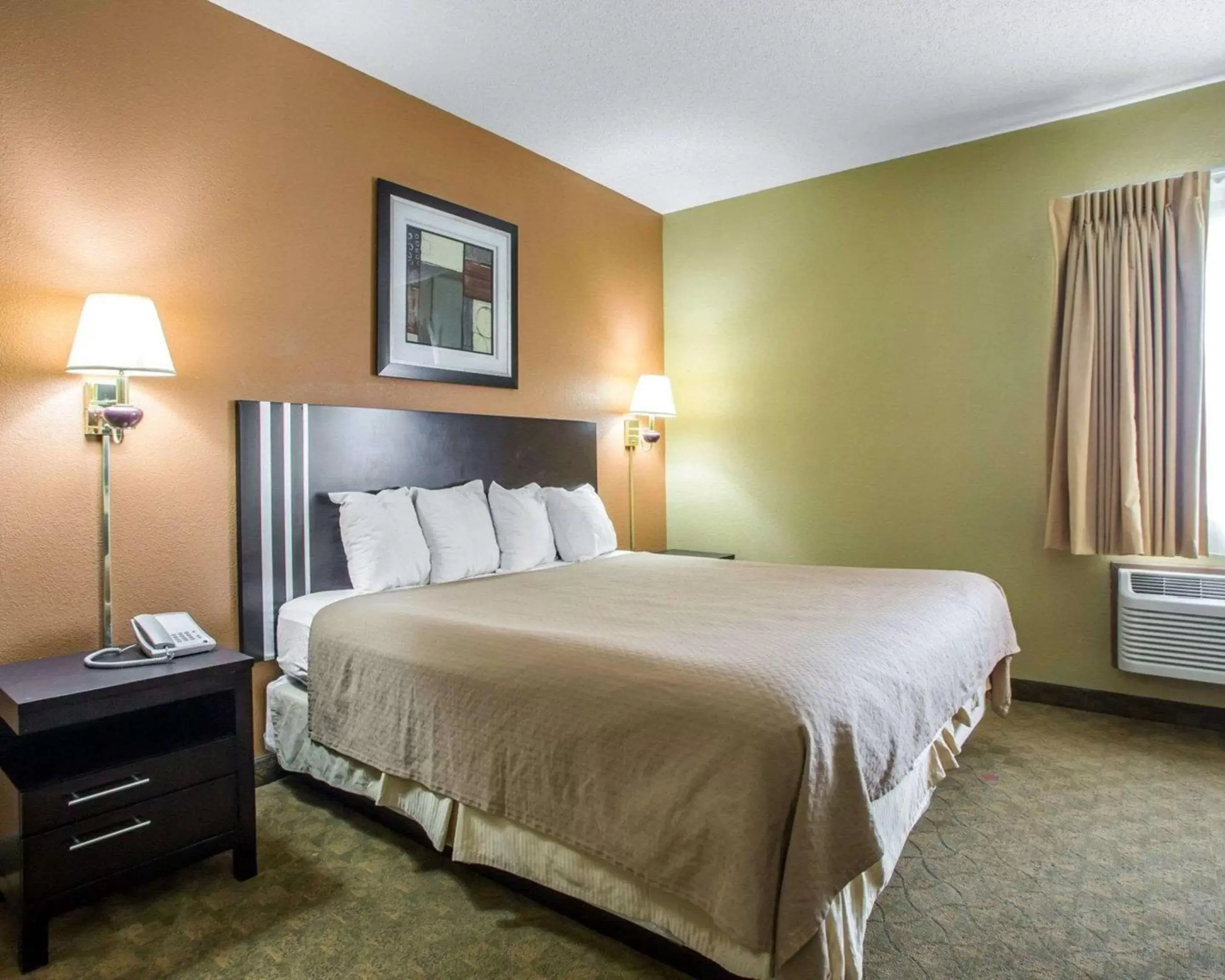 Bedroom, Bed in Quality Inn Merrillville