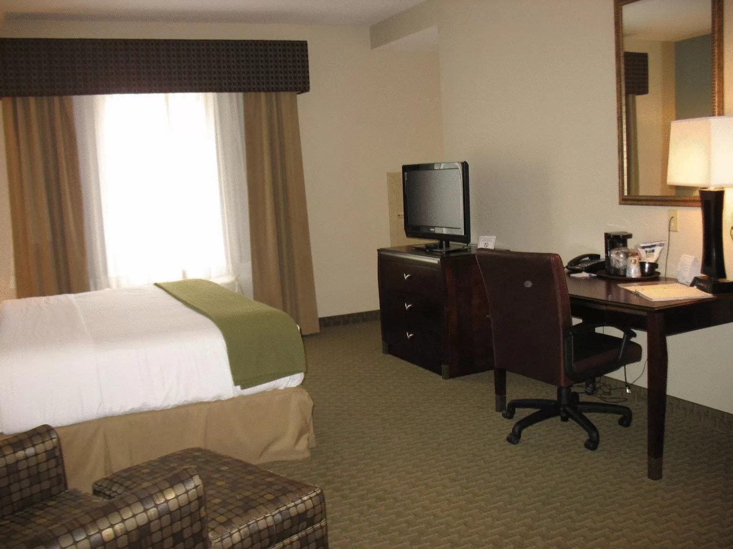 Bed in Holiday Inn Express & Suites Pittsburg by IHG