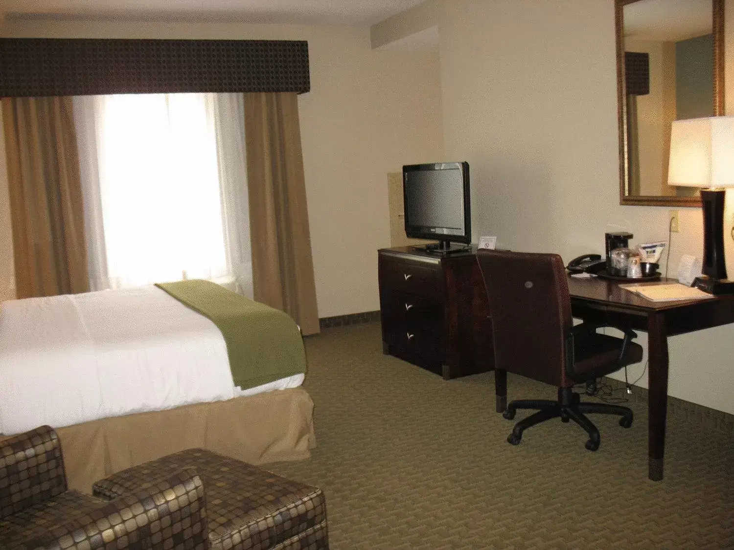 Bed, TV/Entertainment Center in Holiday Inn Express & Suites Pittsburg, an IHG Hotel