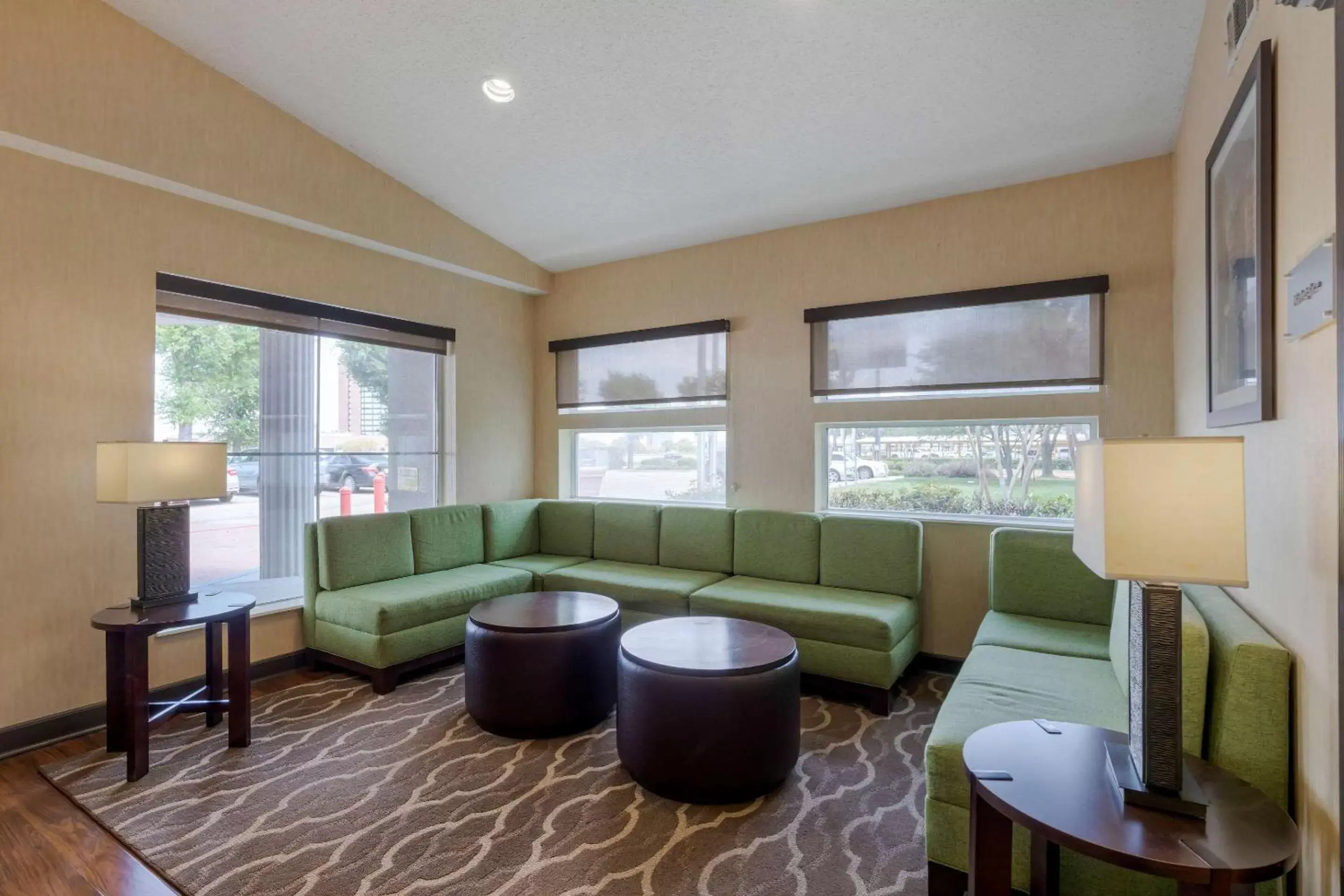 Lobby or reception, Seating Area in Comfort Suites DFW Airport