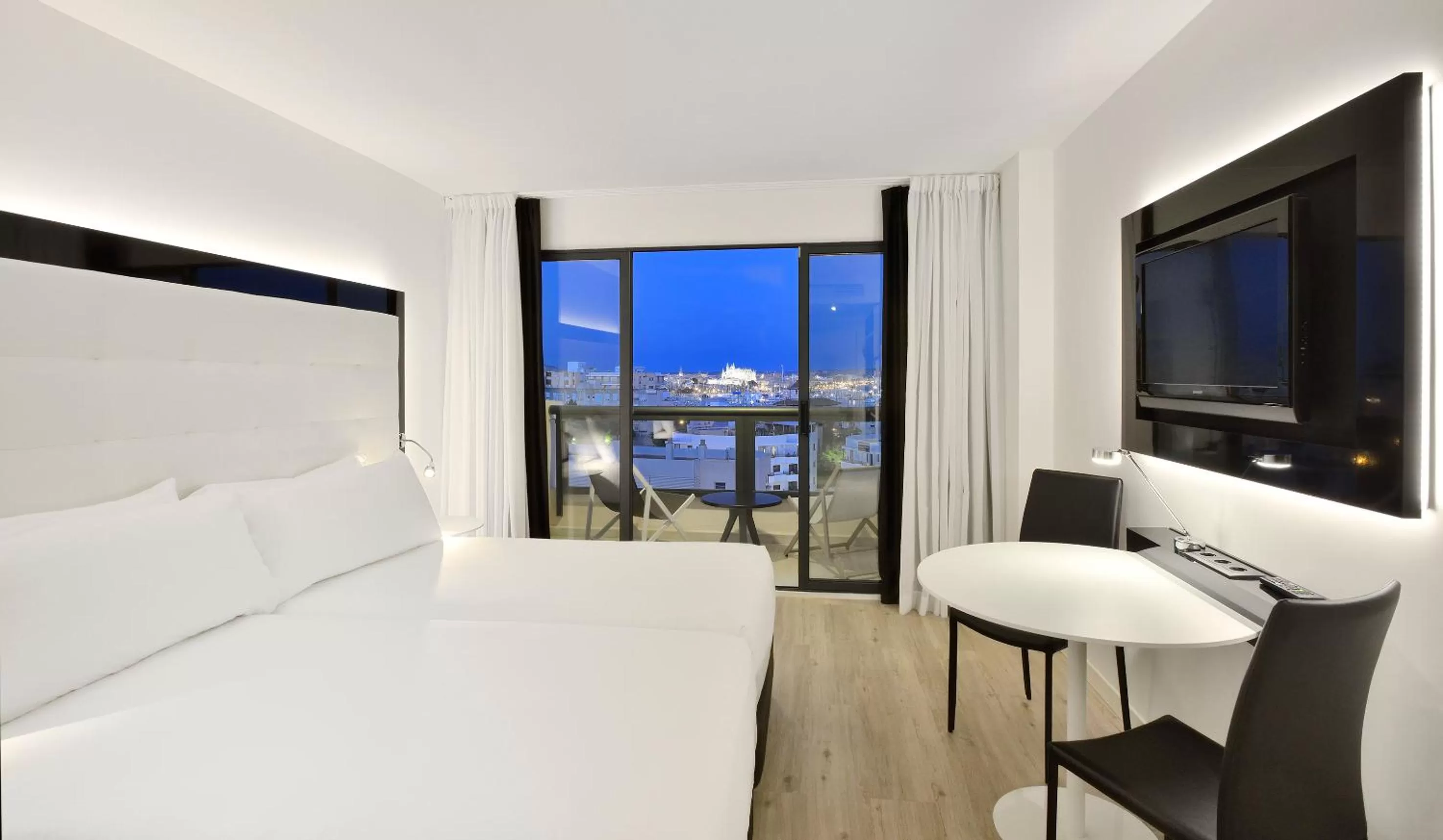Photo of the whole room, Bed in INNSiDE by Meliá Palma Bosque
