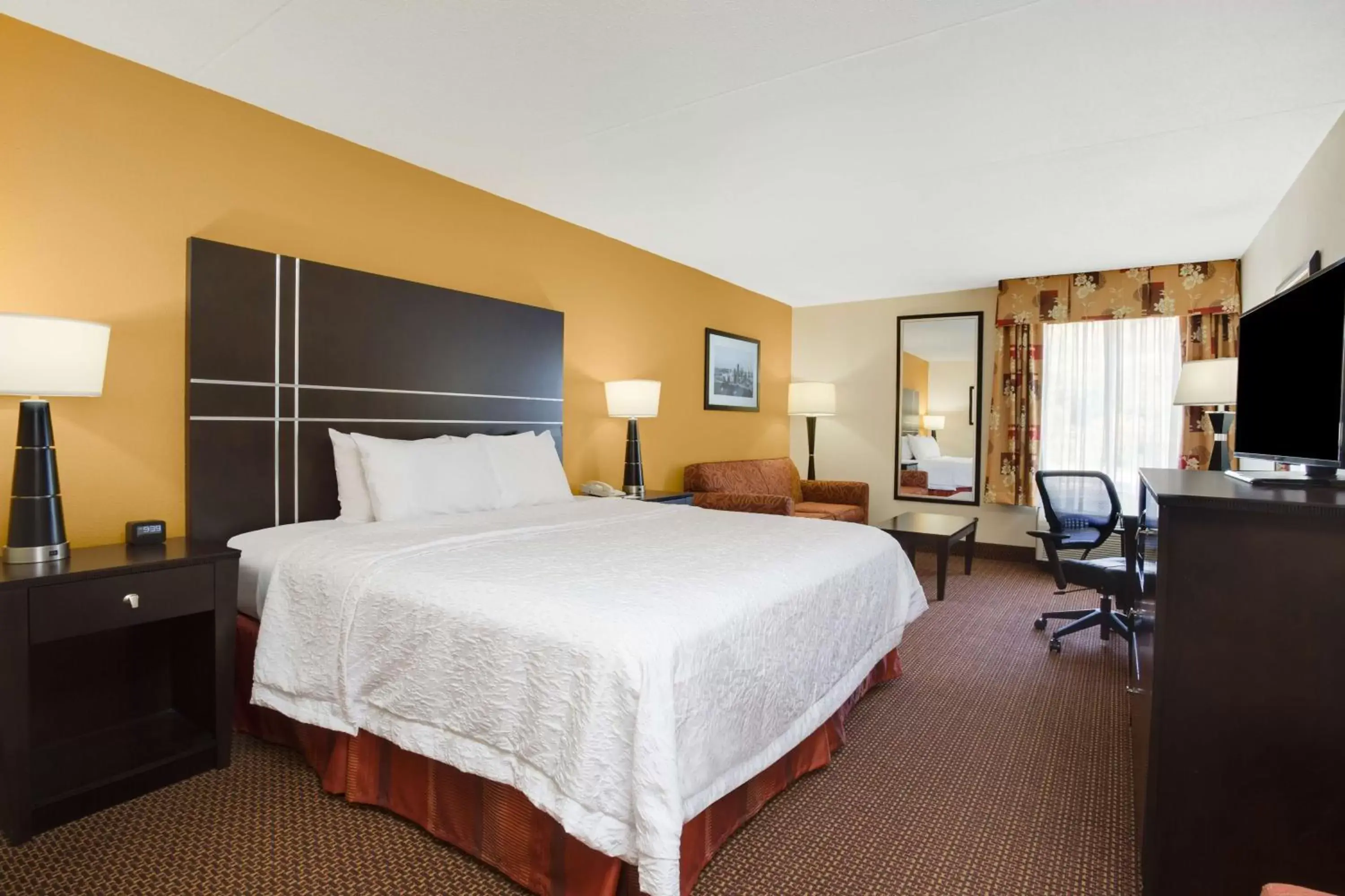 Bedroom in Hampton Inn Pittsburgh/West Mifflin