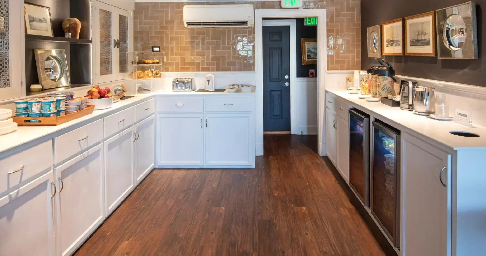 Breakfast, Kitchen/Kitchenette in Kennebunkport Inn