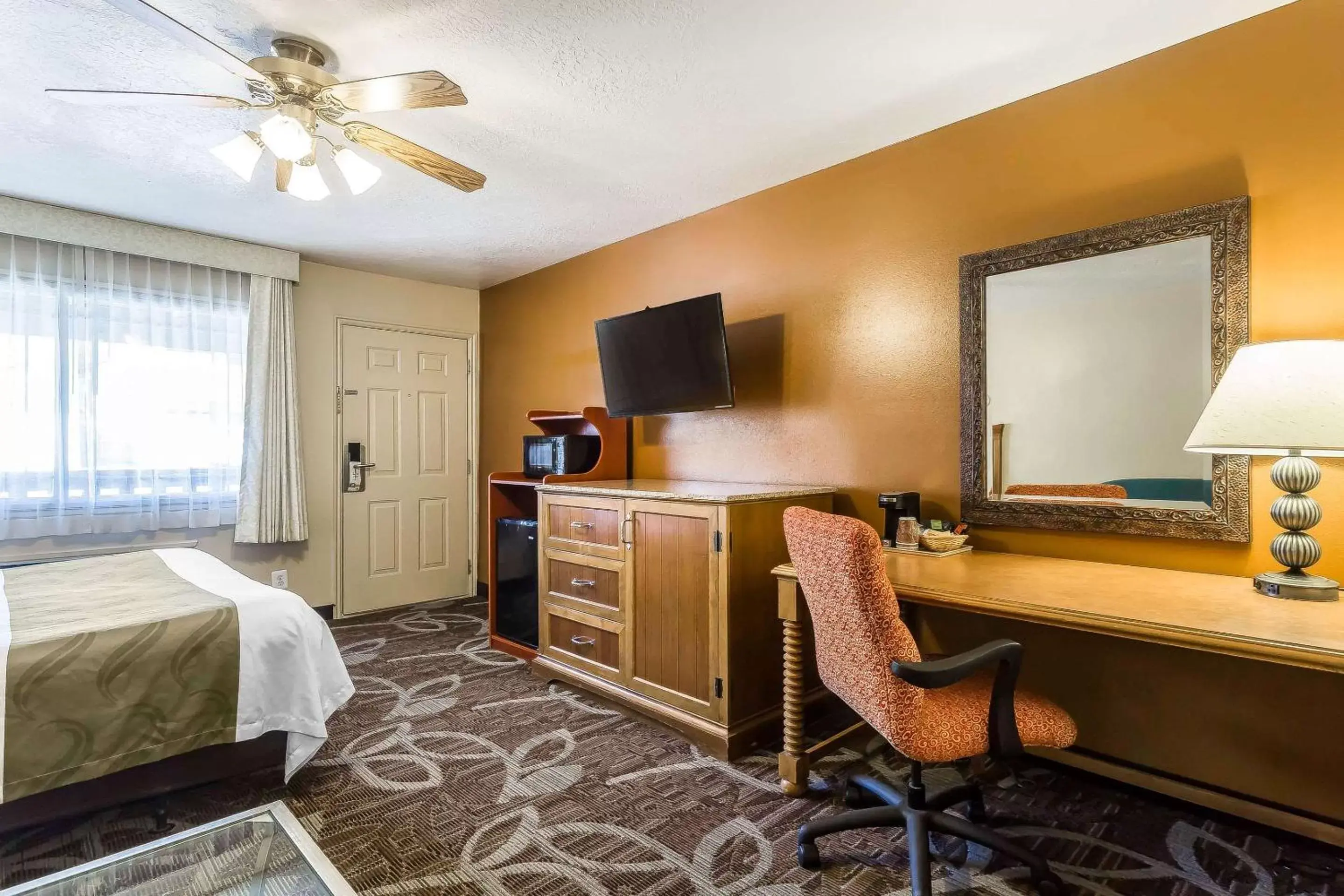 Photo of the whole room, TV/Entertainment Center in Quality Inn Bryce Canyon