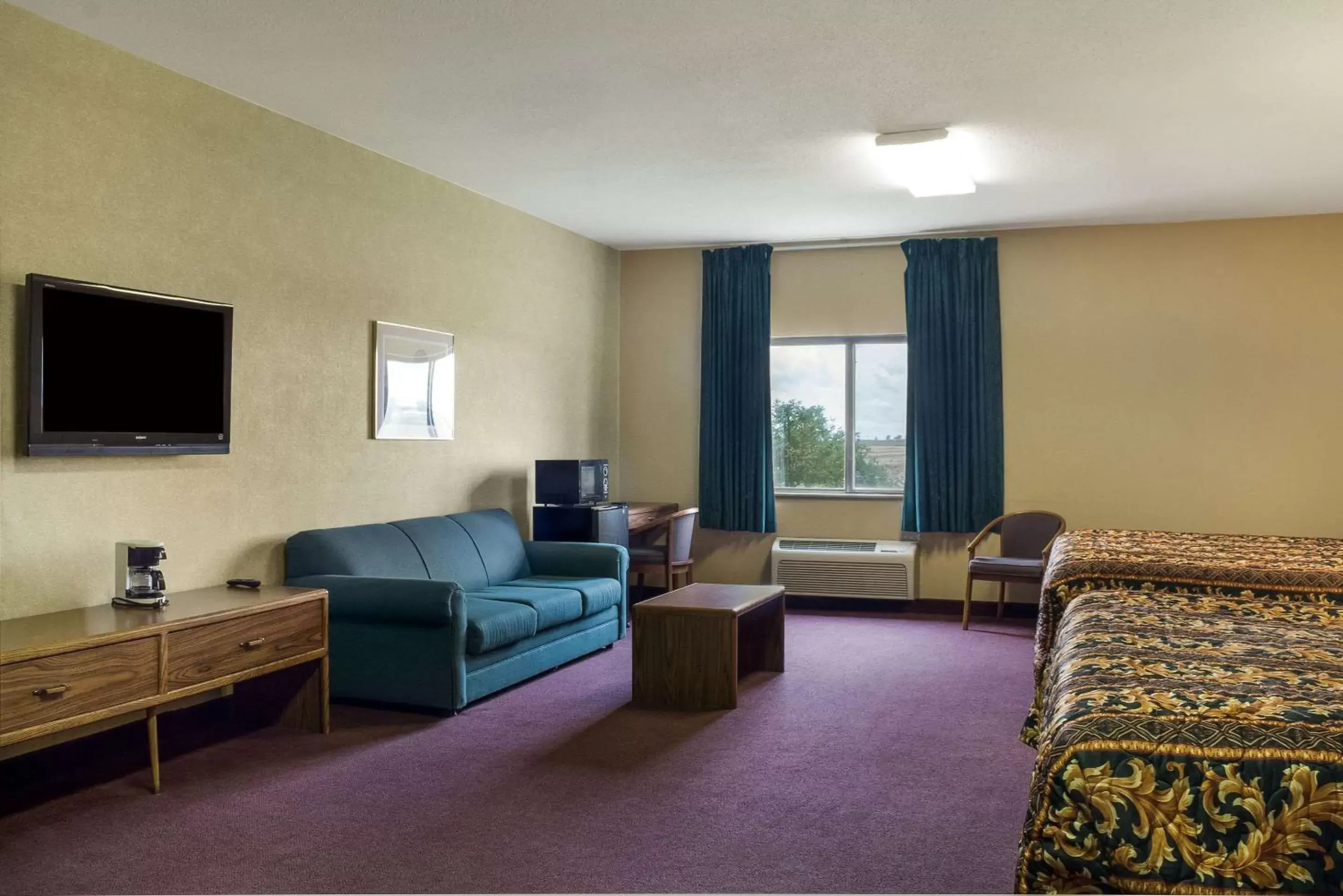 Photo of the whole room, Seating Area in Rodeway Inn Wahpeton