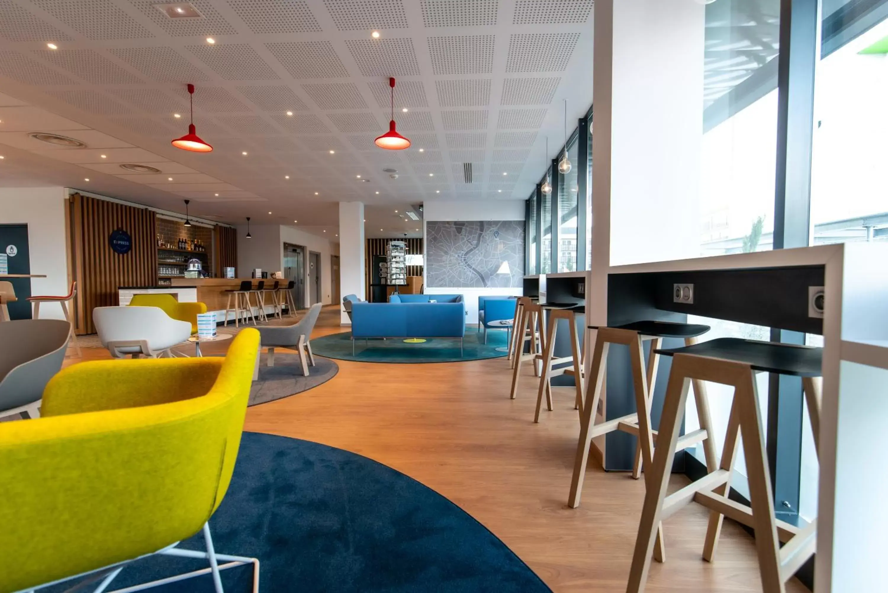 Restaurant/places to eat, Lounge/Bar in Holiday Inn Express - Bordeaux - Lormont, an IHG Hotel