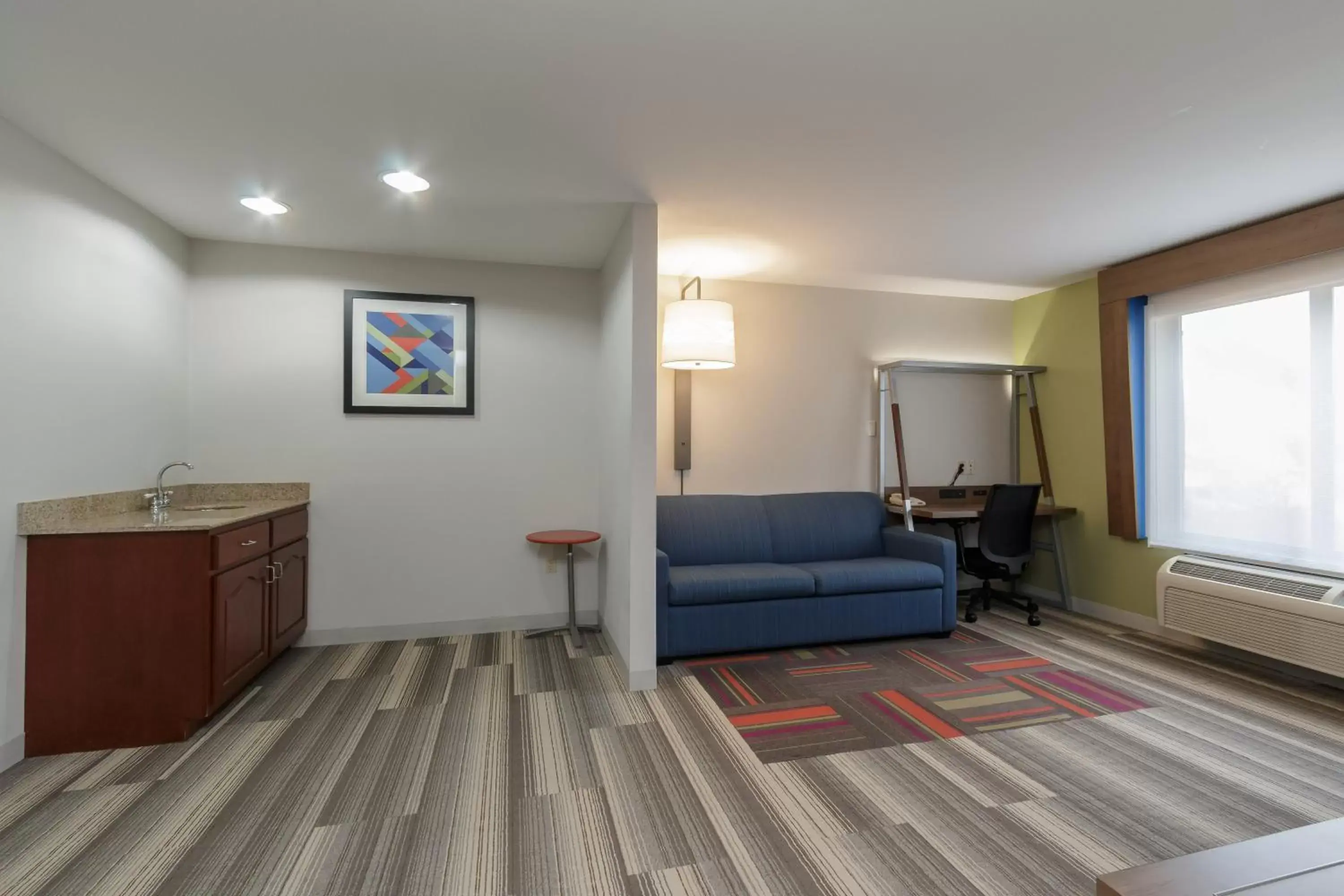 Bedroom, Seating Area in Holiday Inn Express & Suites - South Bend - Notre Dame Univ.