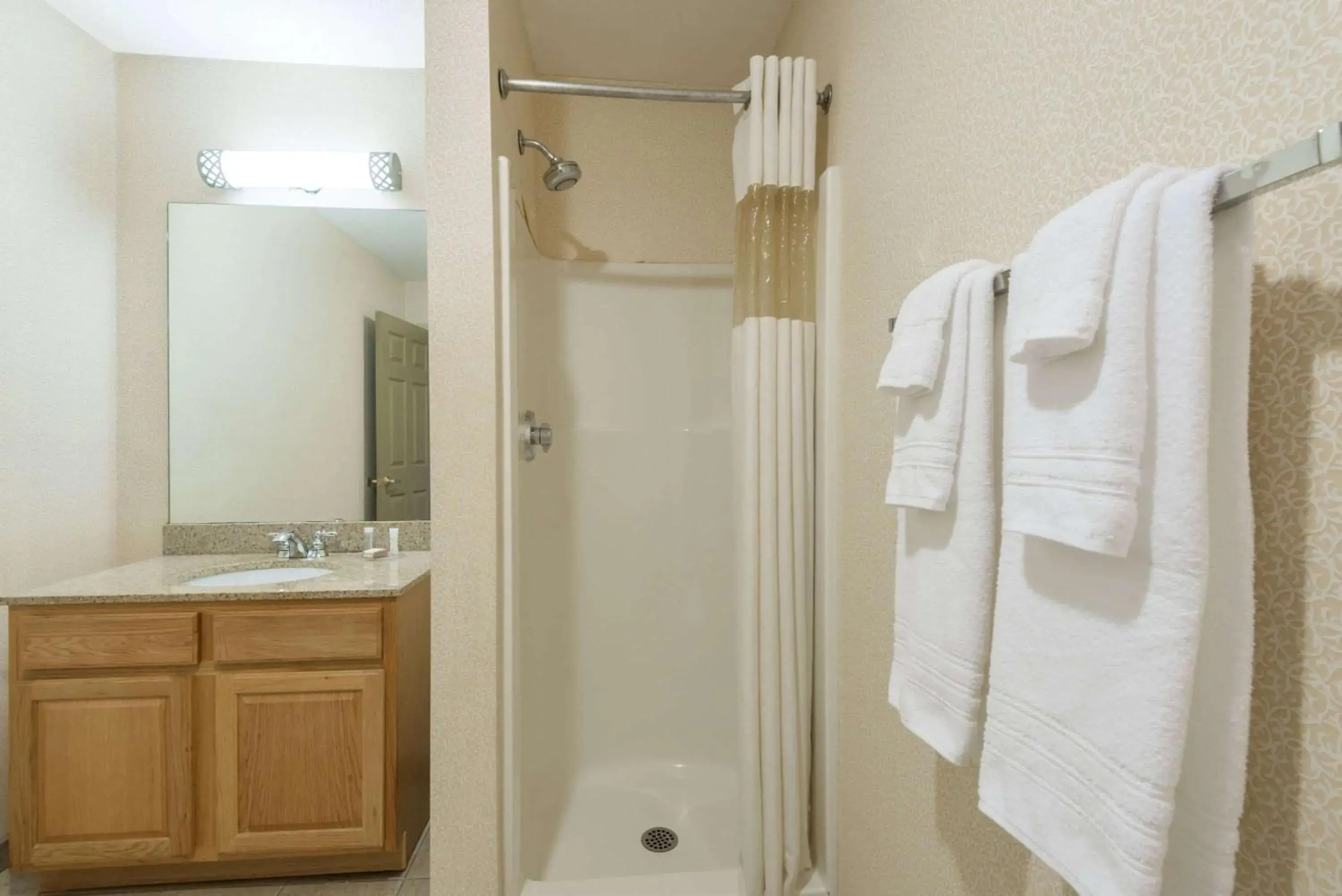 Bathroom in Howard Johnson by Wyndham Springfield