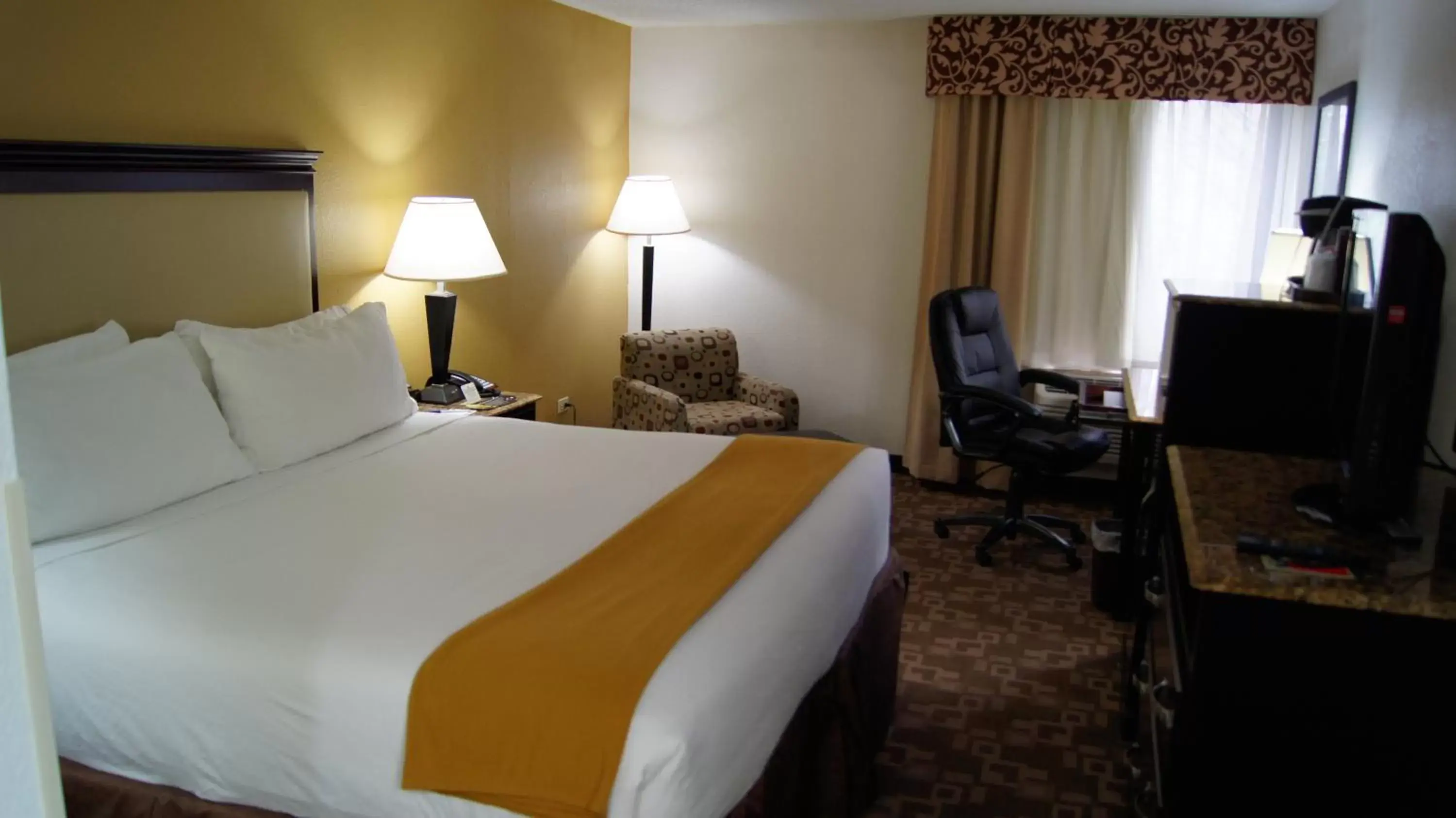 Photo of the whole room, Bed in Radisson Hotel Schaumburg