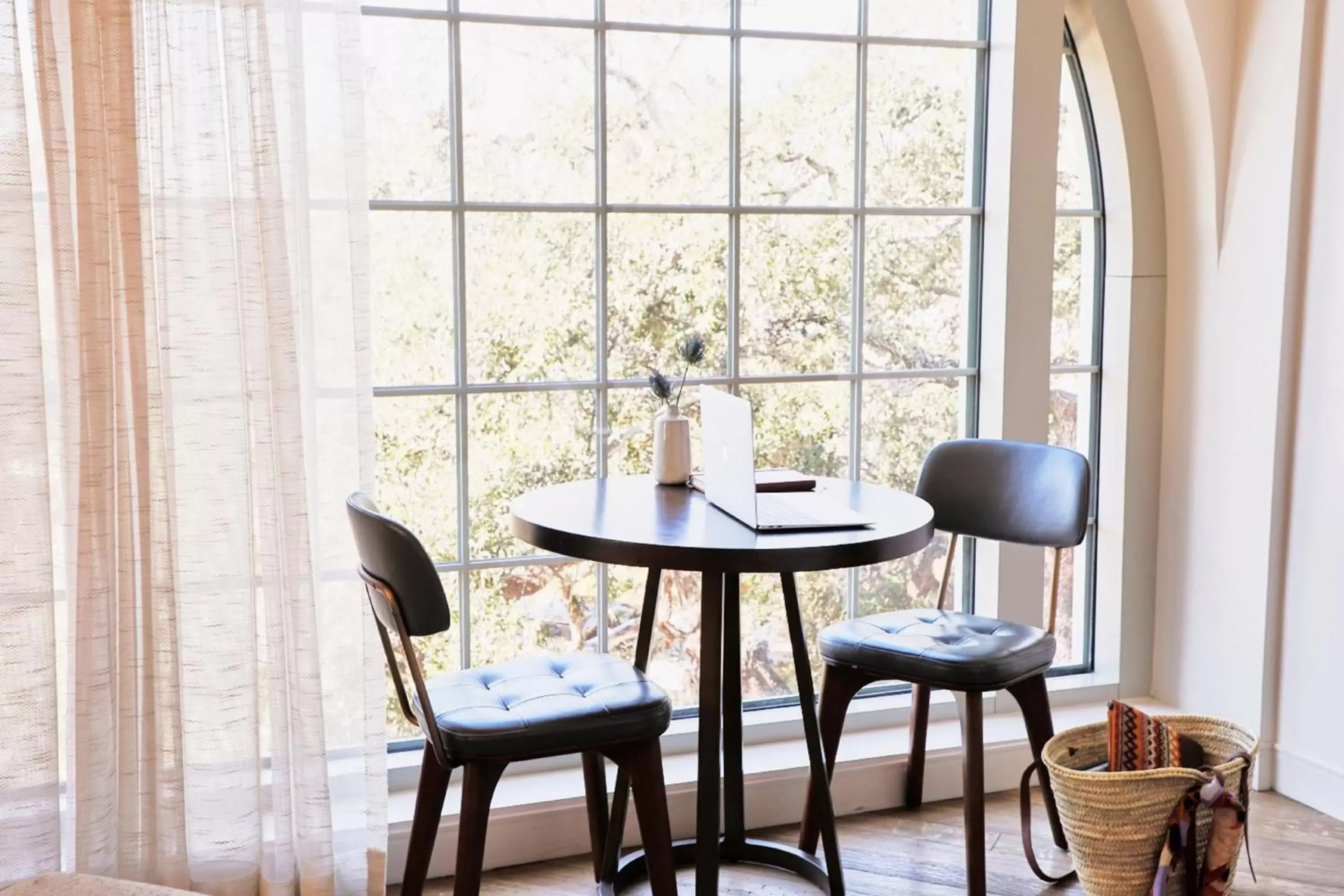 Photo of the whole room, Seating Area in The Alida, Savannah, a Tribute Portfolio Hotel