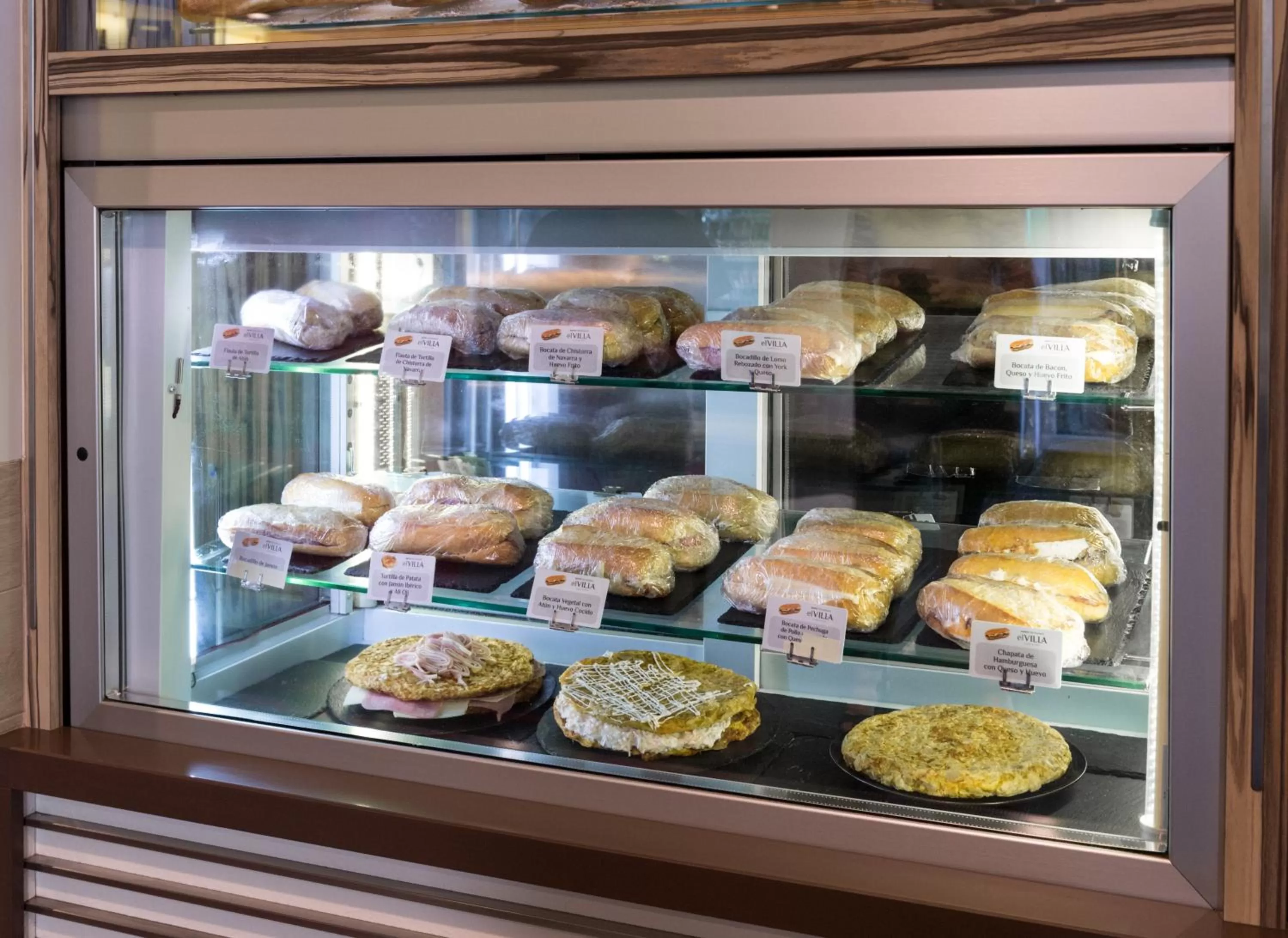 Food and drinks in Hotel Luze El Villa