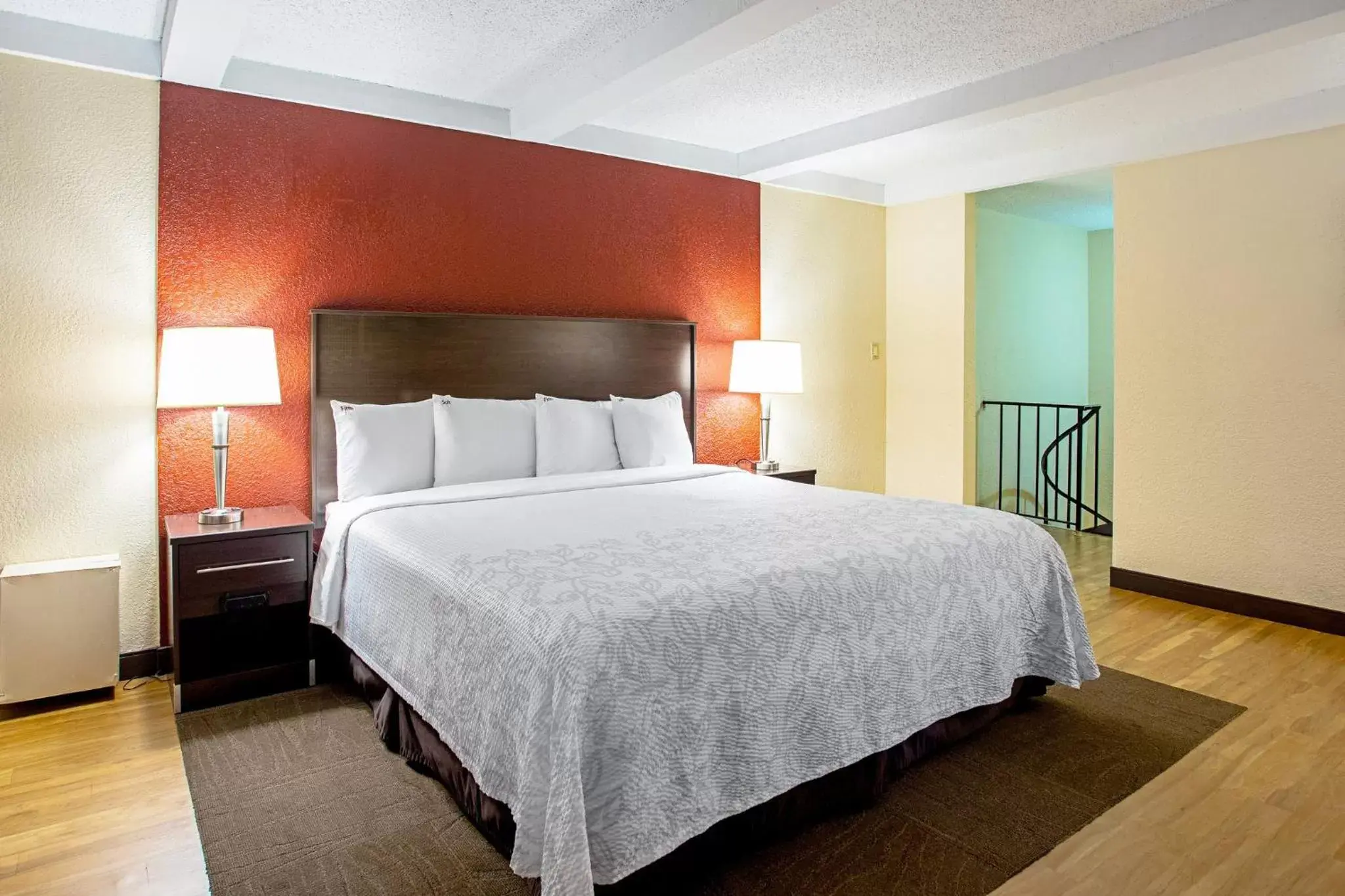 Photo of the whole room, Bed in Red Roof Inn PLUS+ Wichita East