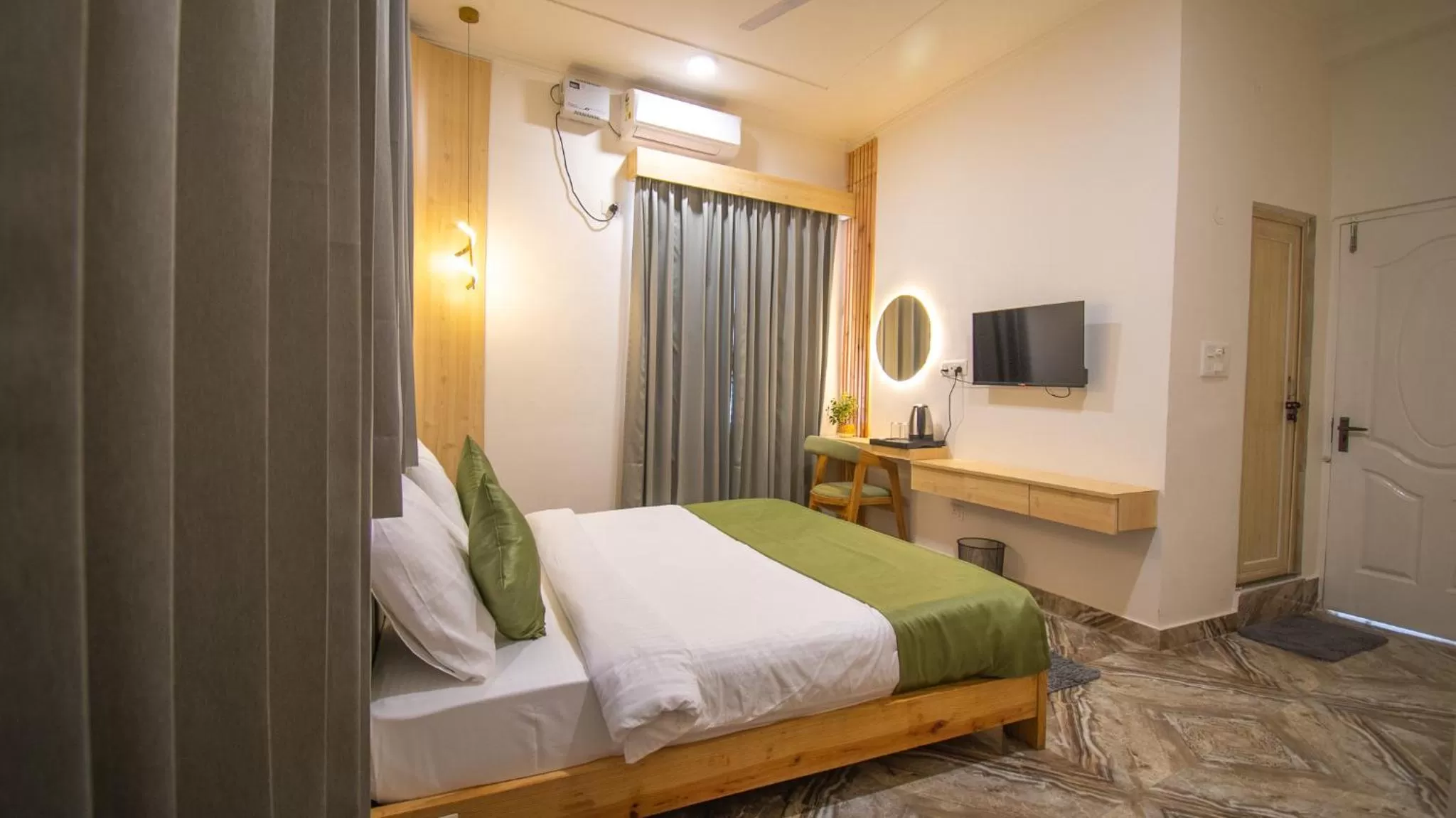 Communal lounge/ TV room, Bed in Around Stays Rishikesh, Tapovan