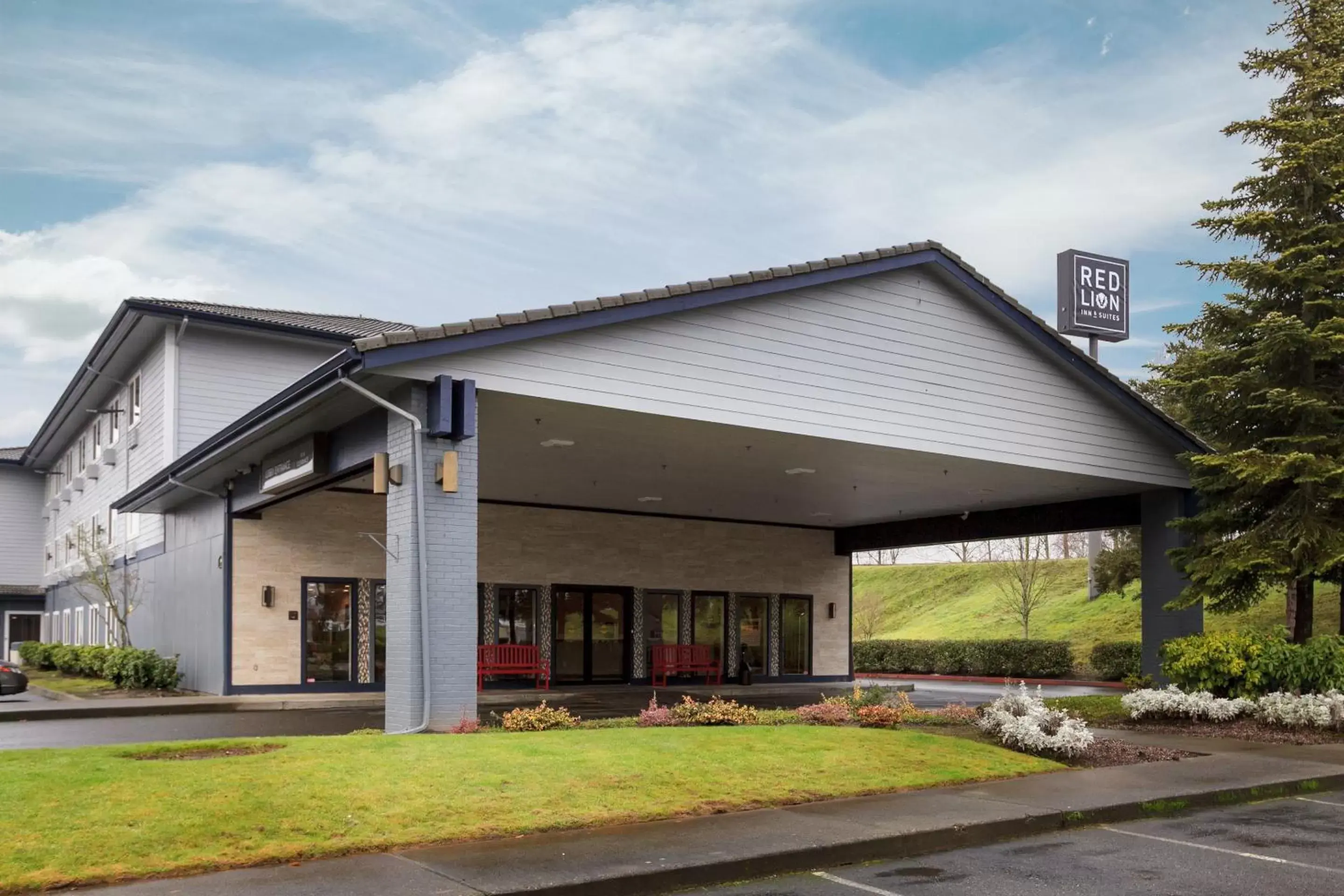 Property Building in Red Lion Inn & Suites Auburn/Seattle