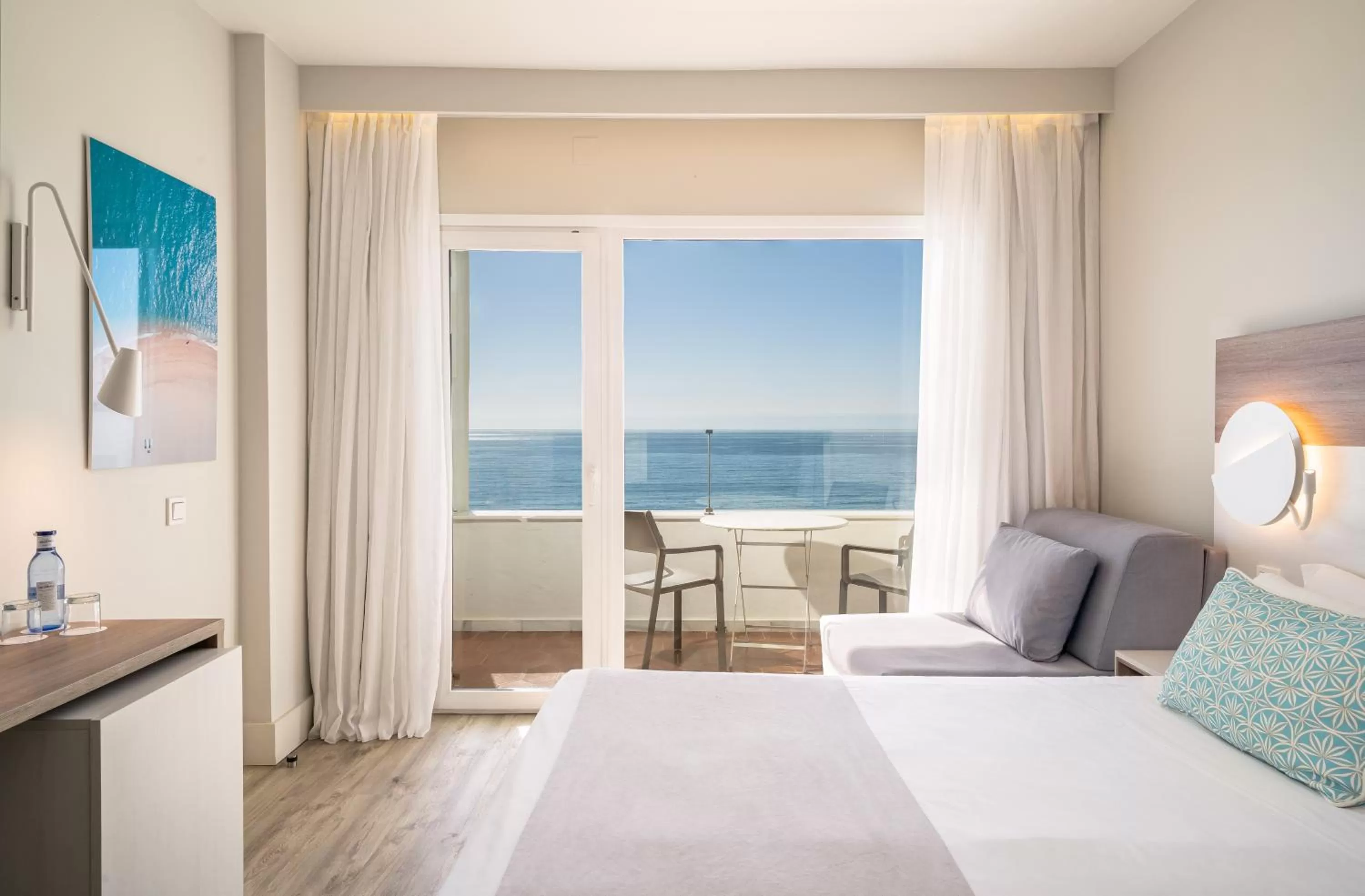 Balcony/Terrace, Bed in Hotel Benalma Costa del Sol