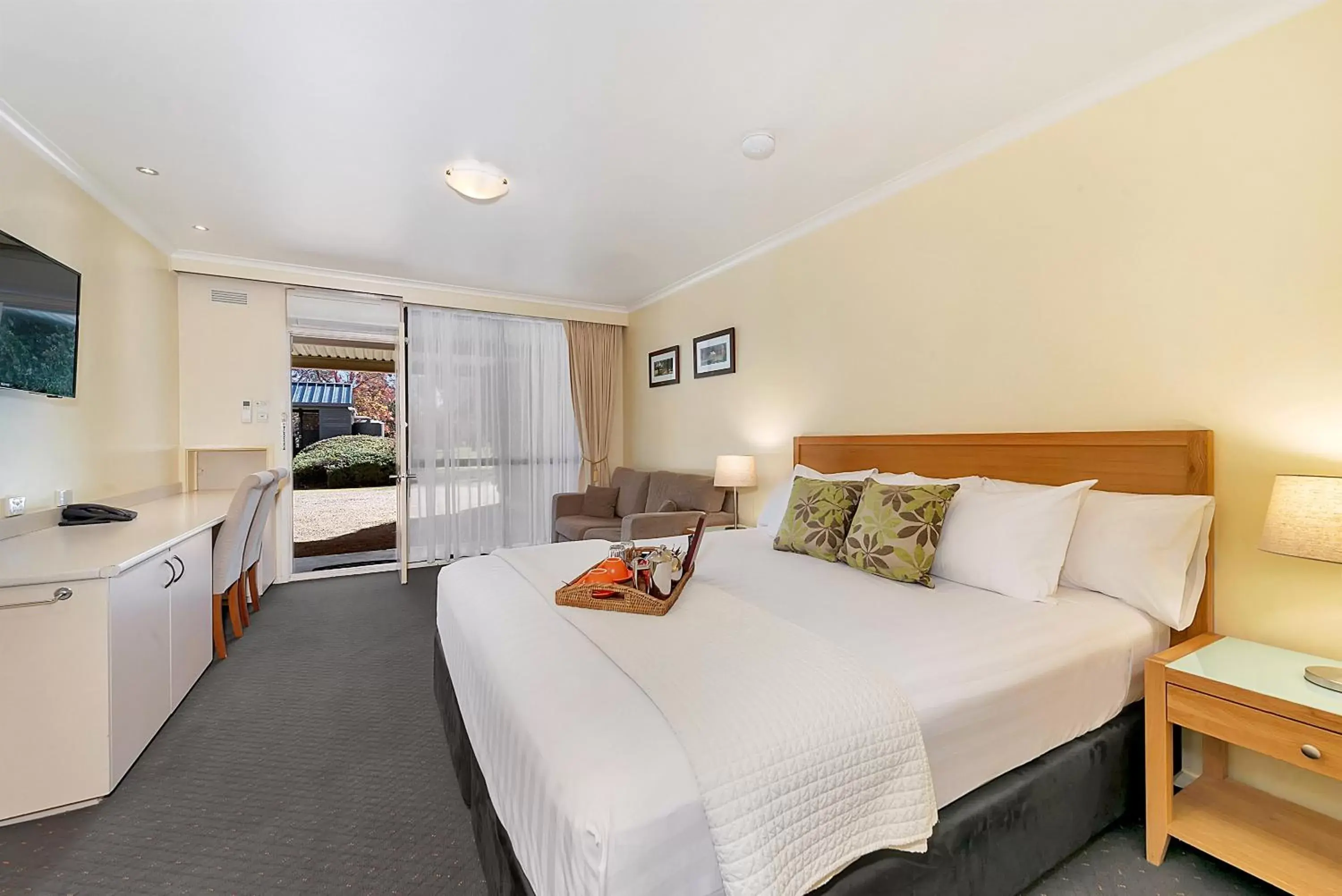 Photo of the whole room in Beechworth Motor Inn