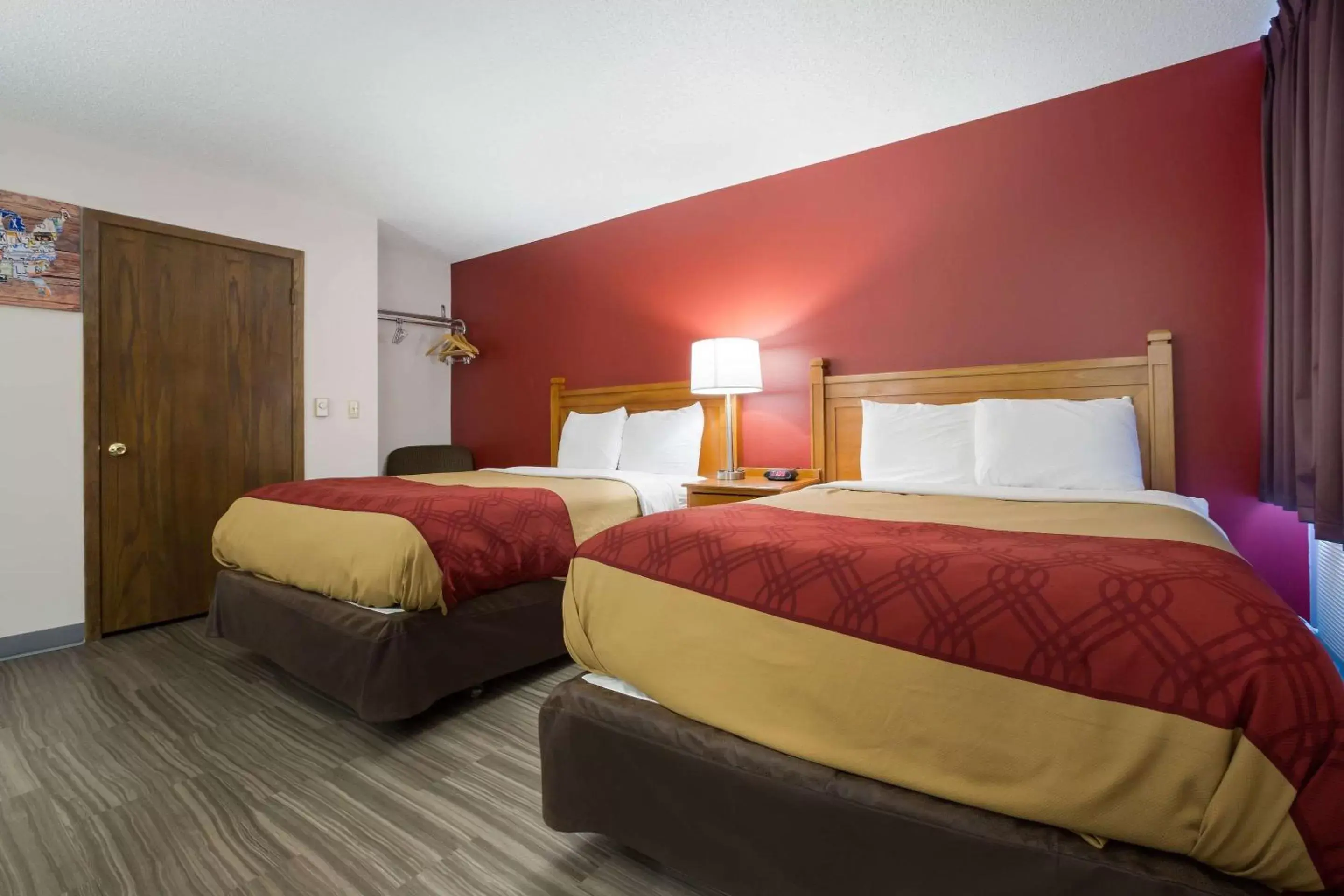 Photo of the whole room, Bed in Econo Lodge Inn & Suites