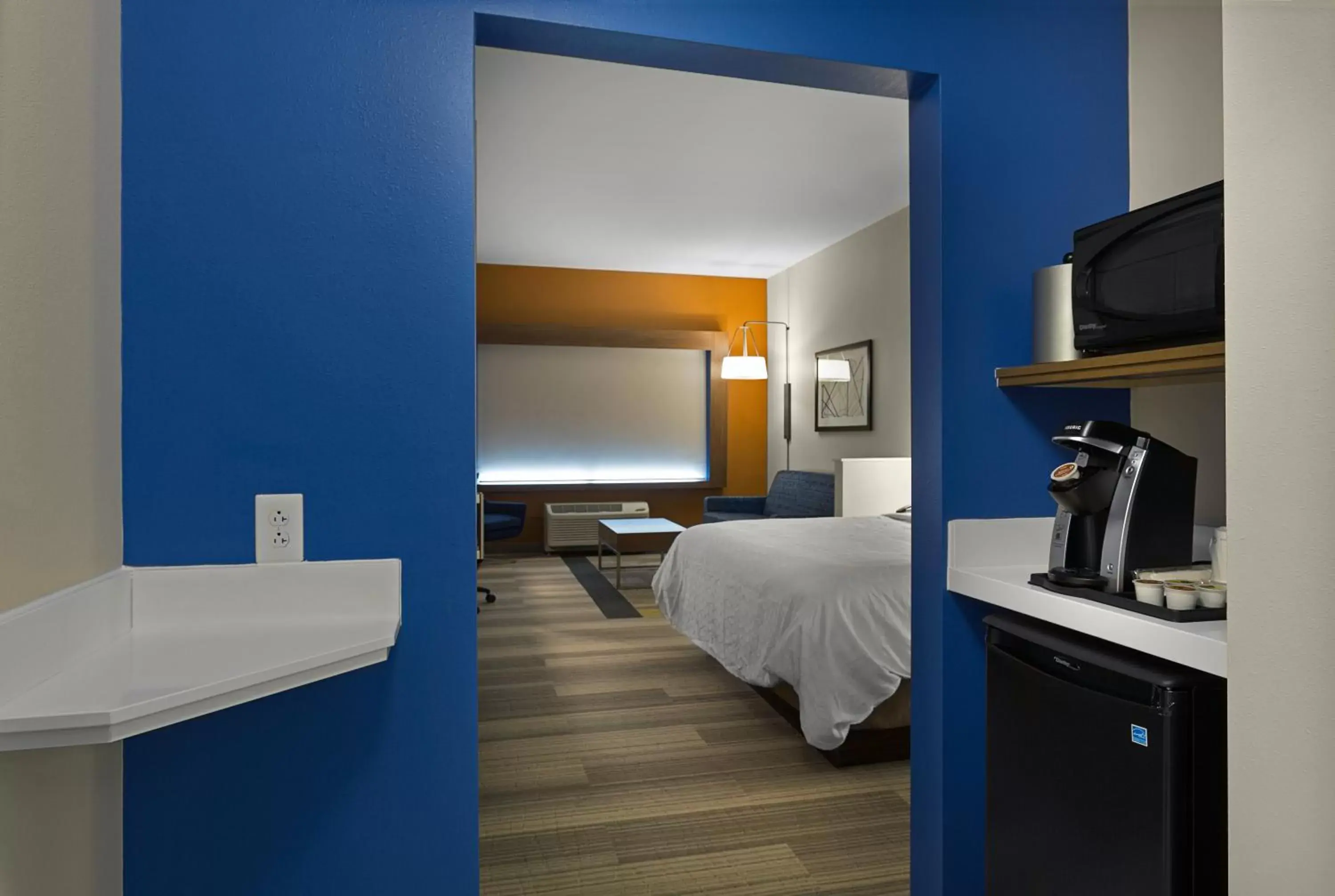 Photo of the whole room, Bed in Holiday Inn Express & Suites - Fayetteville South, an IHG Hotel