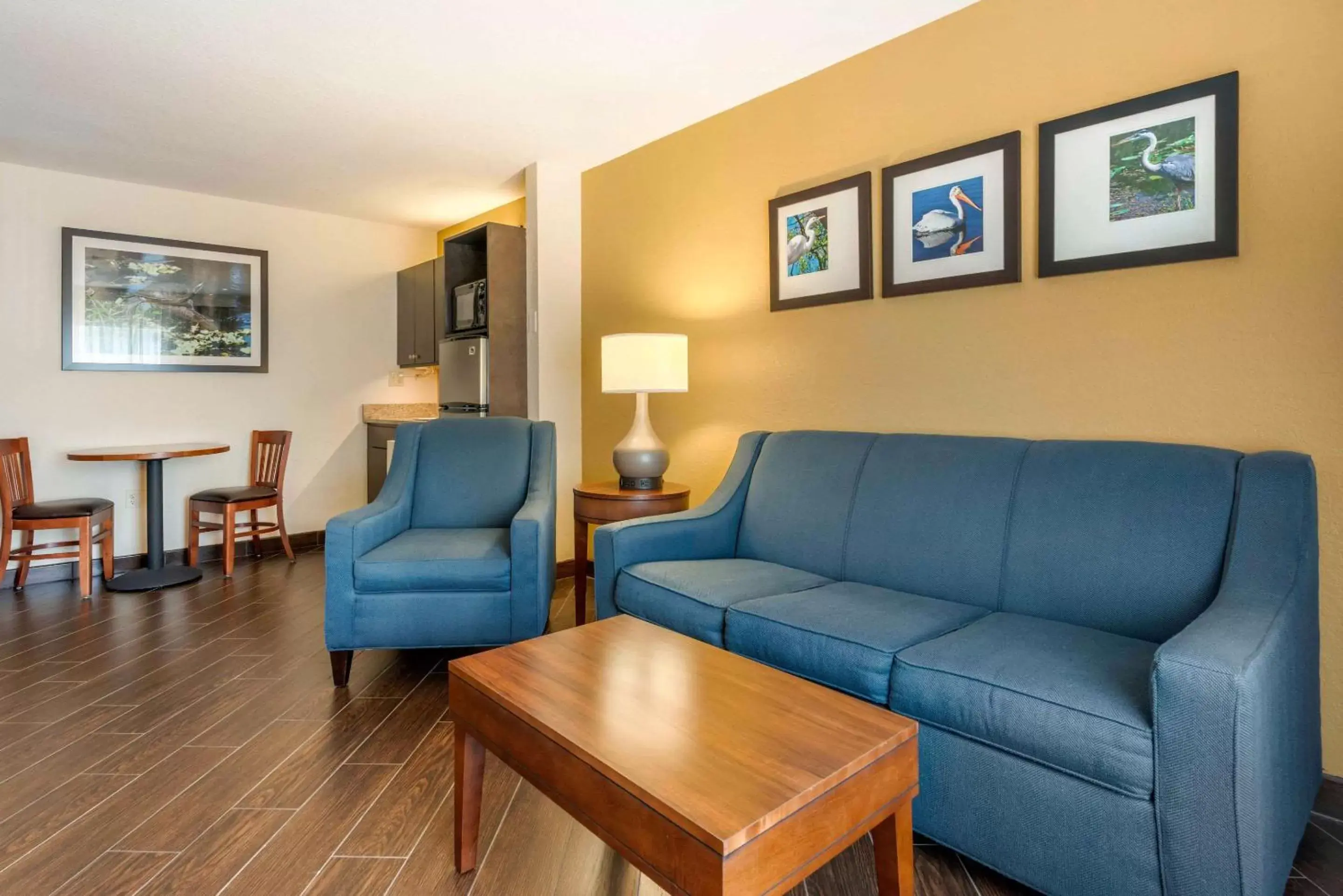 Bedroom, Seating Area in Comfort Suites The Villages