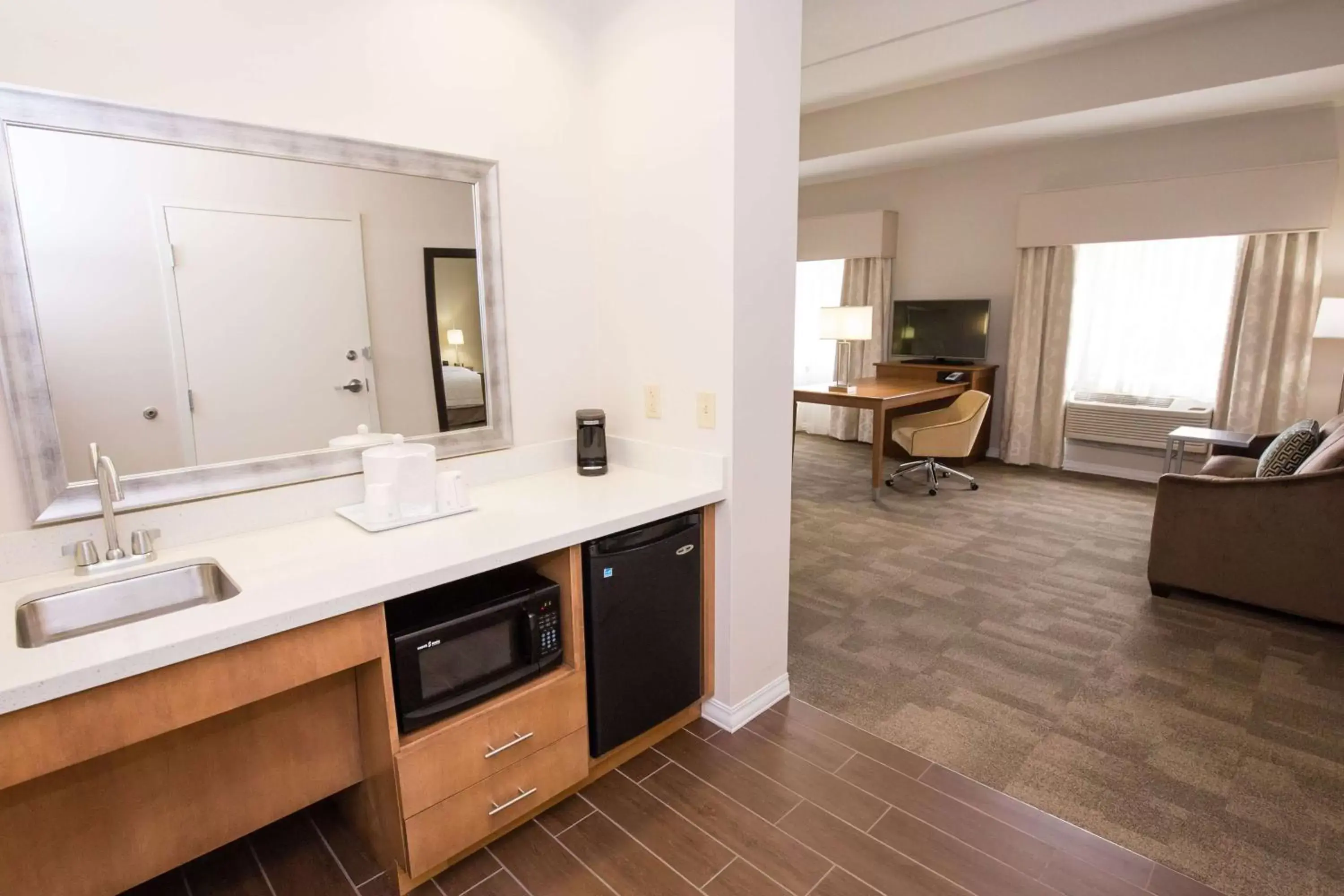 Living room, Bathroom in Hampton Inn & Suites - Pittsburgh/Harmarville, PA