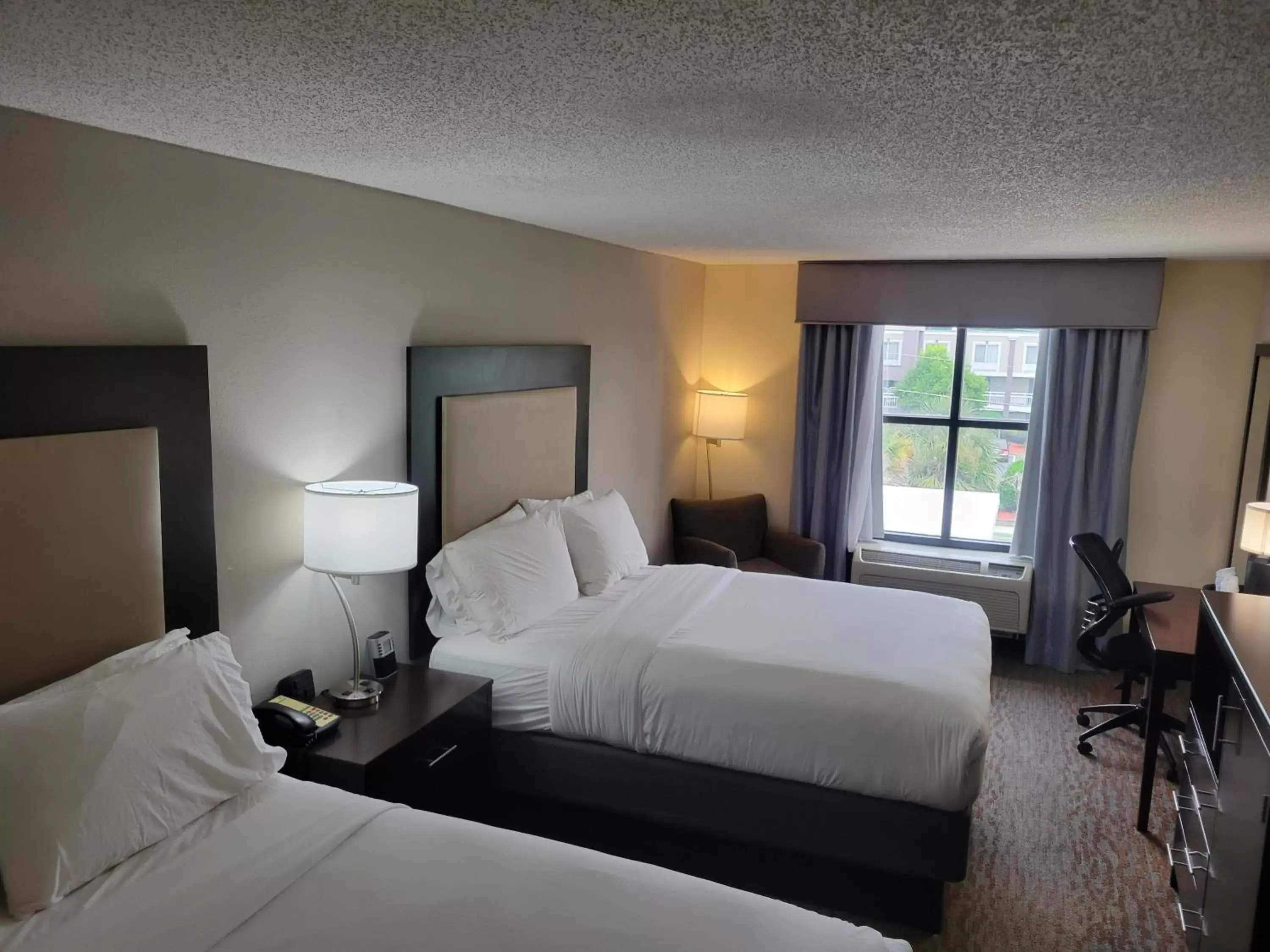 Bedroom, Bed in Holiday Inn Hotel Atlanta-Northlake, a Full Service Hotel