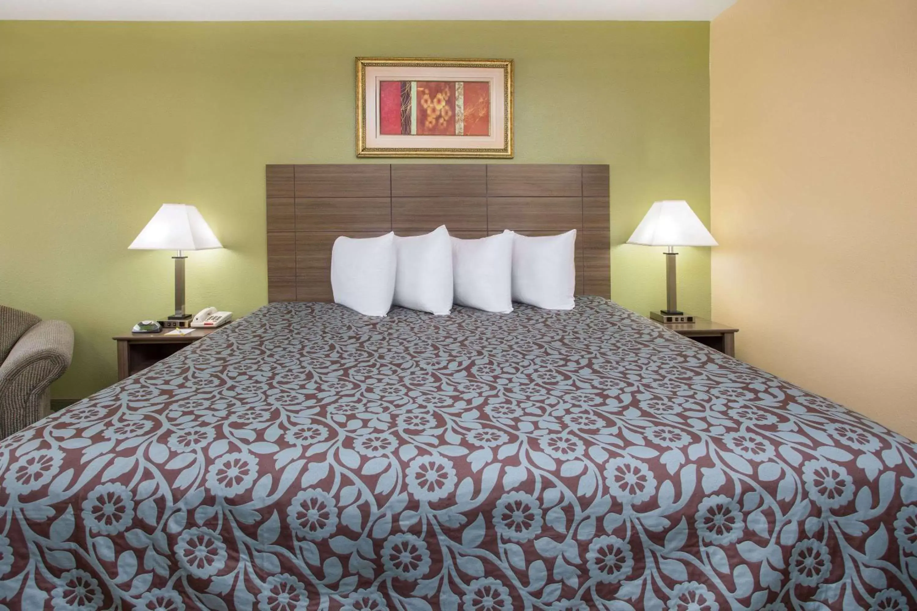 Photo of the whole room, Bed in Days Inn by Wyndham Abbeville