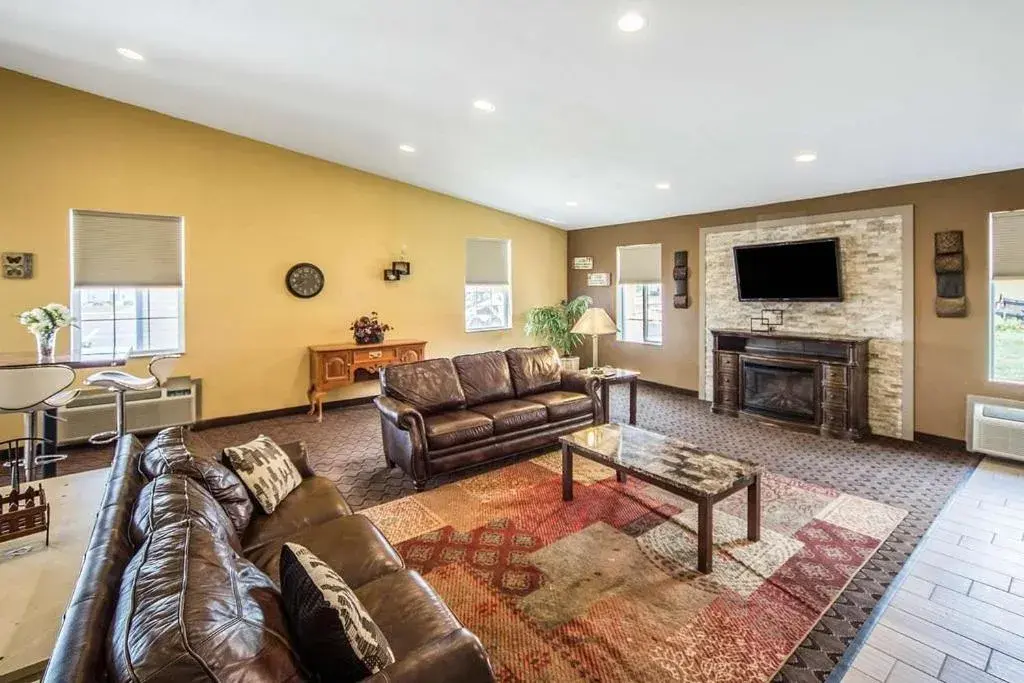 Seating Area in Suburban Studios Fort Wayne