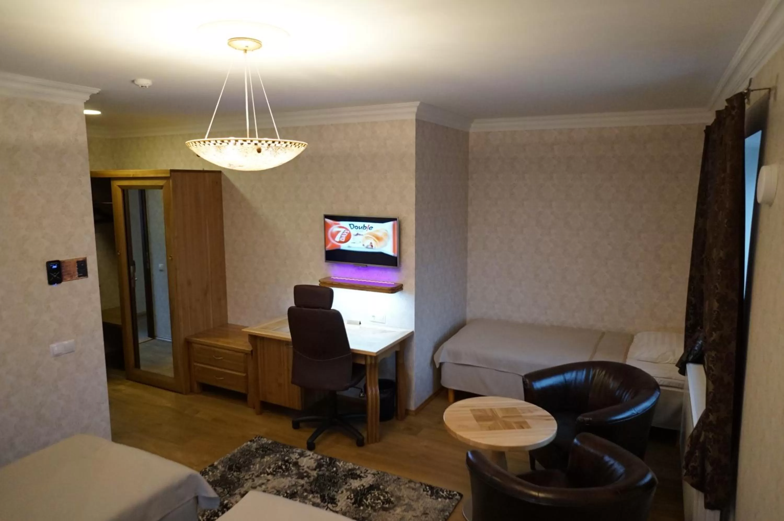 Photo of the whole room, Bed in Georgi Hotell