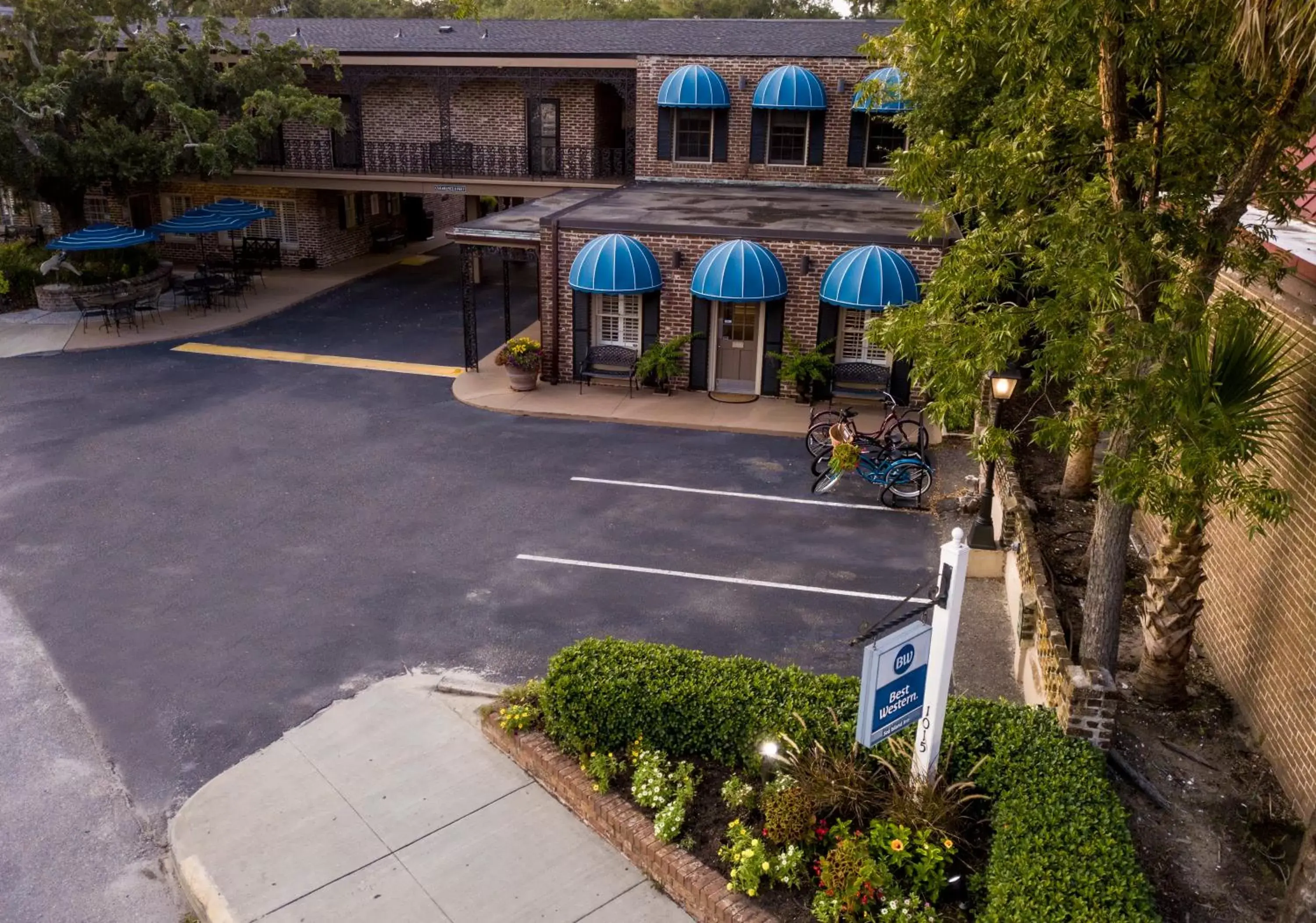 Street view, Pool View in Best Western Sea Island Inn