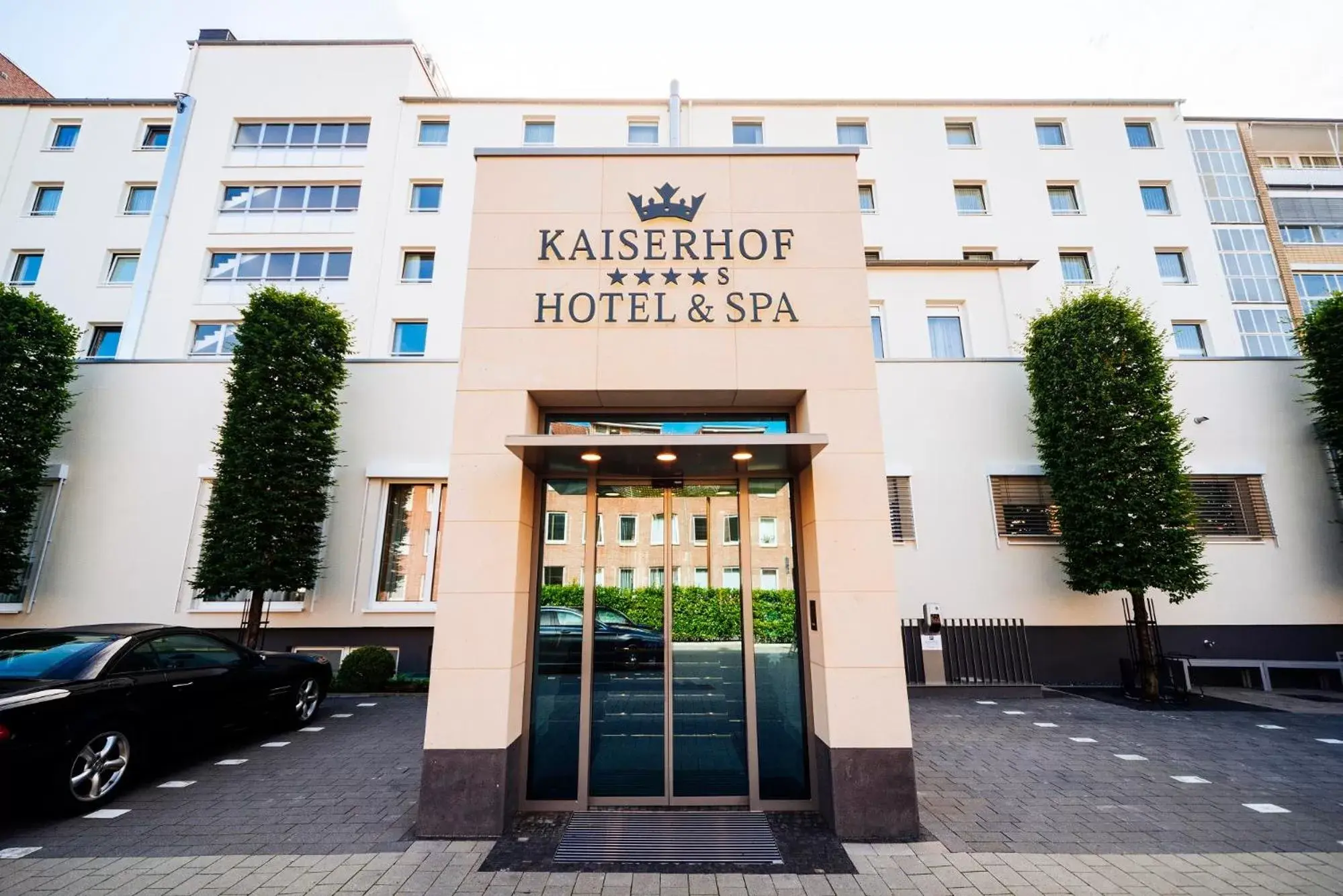 Facade/entrance, Property Building in Hotel Kaiserhof