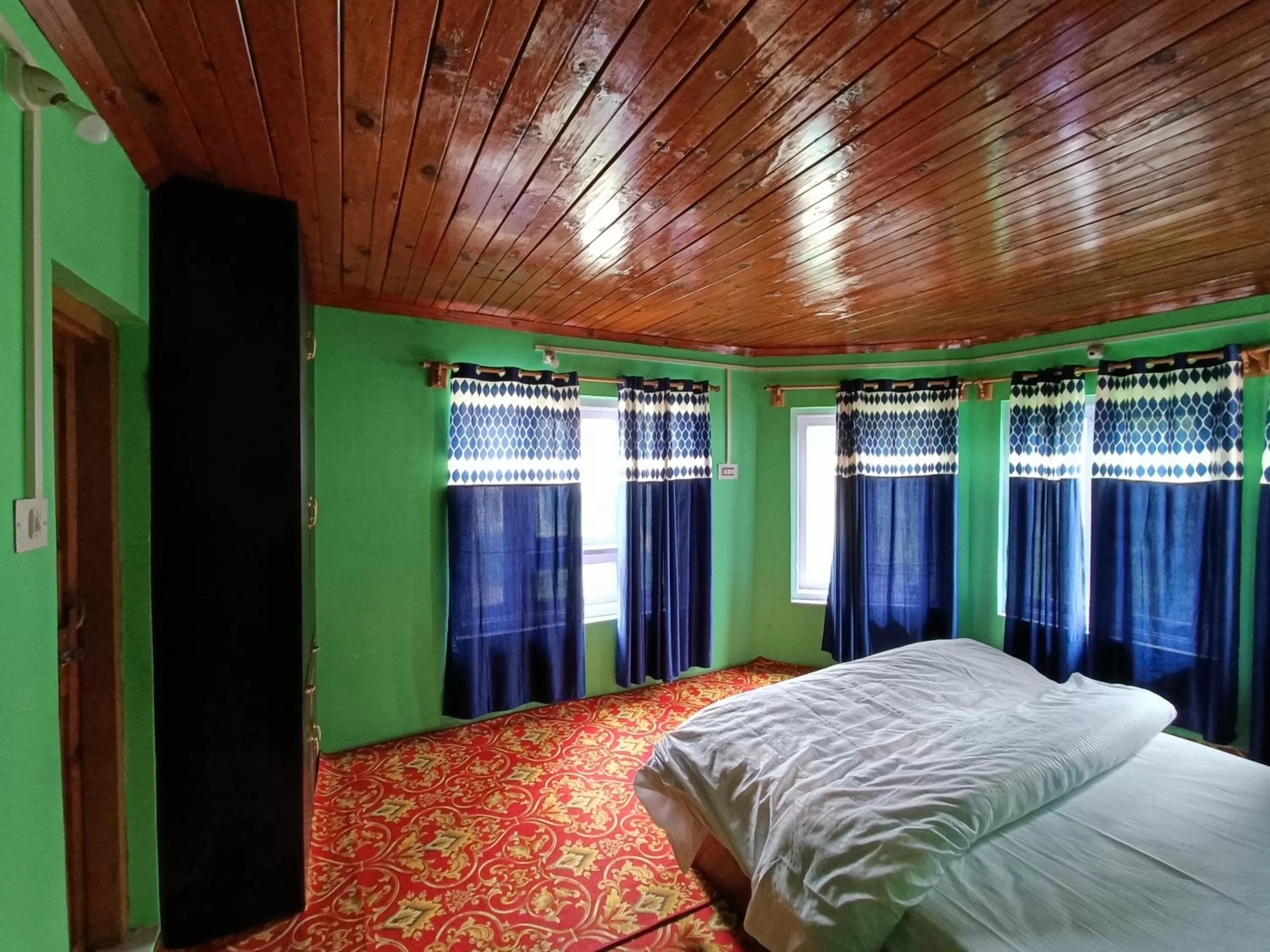 Bedroom, Bed in Kolahoi Heights Guest House