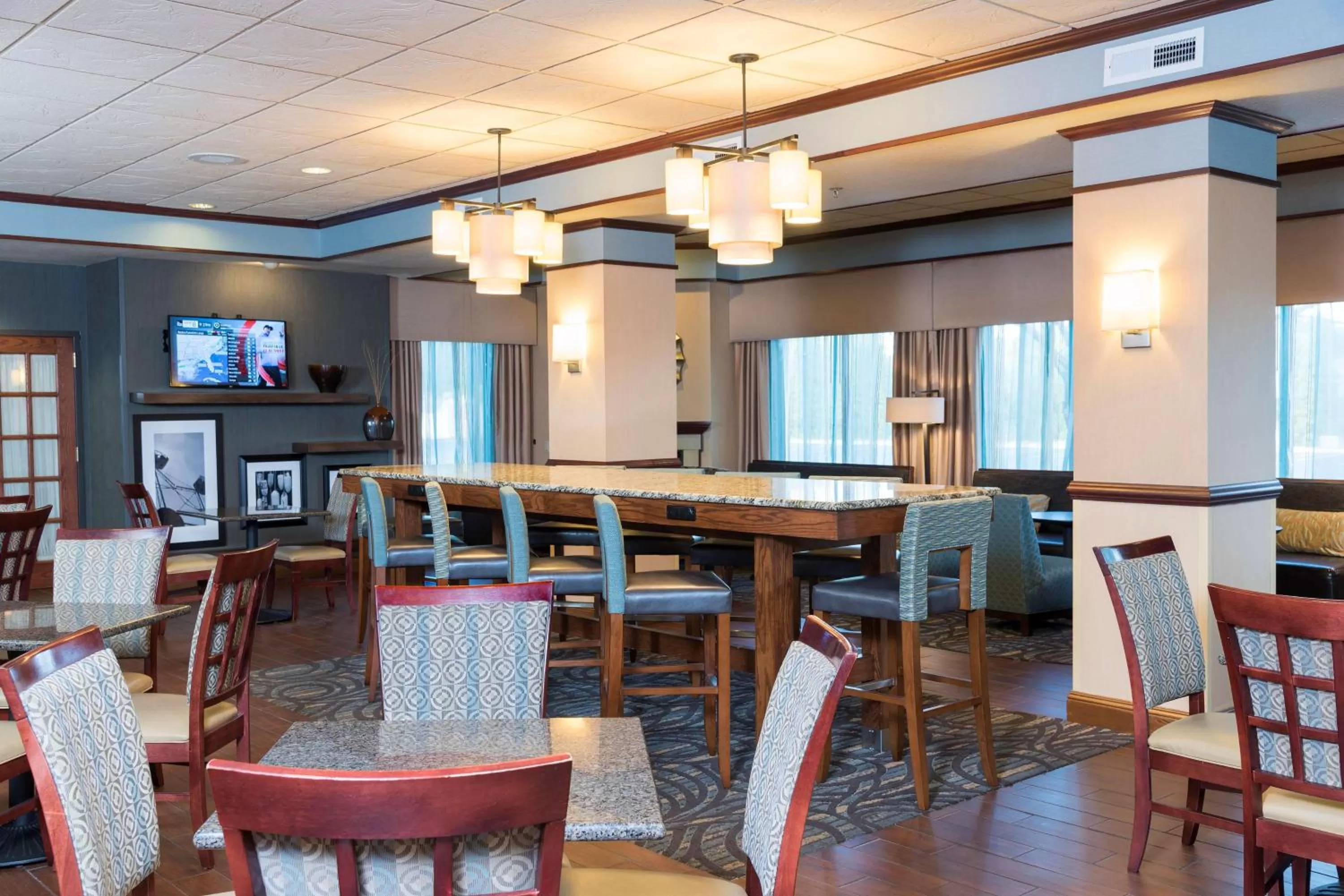 Dining area in Hampton Inn Midland