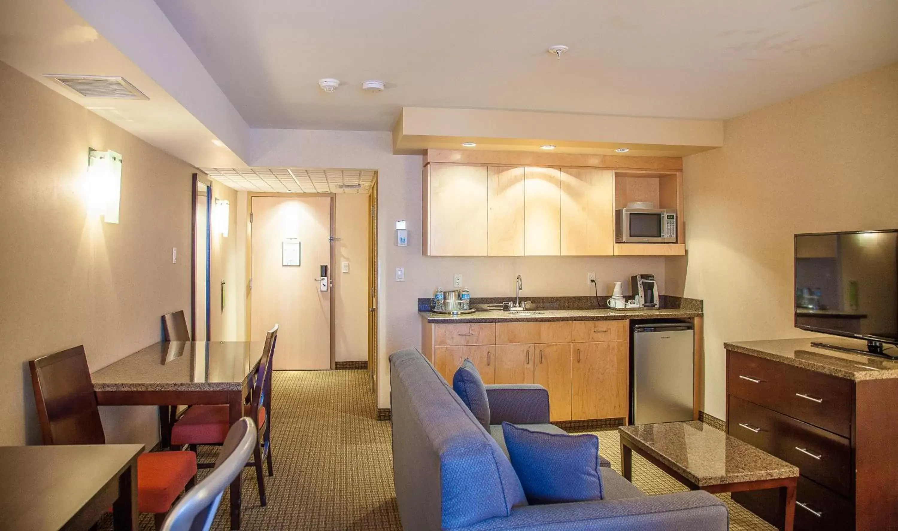 TV and multimedia, Kitchen/Kitchenette in Radisson Hotel & Suites Red Deer