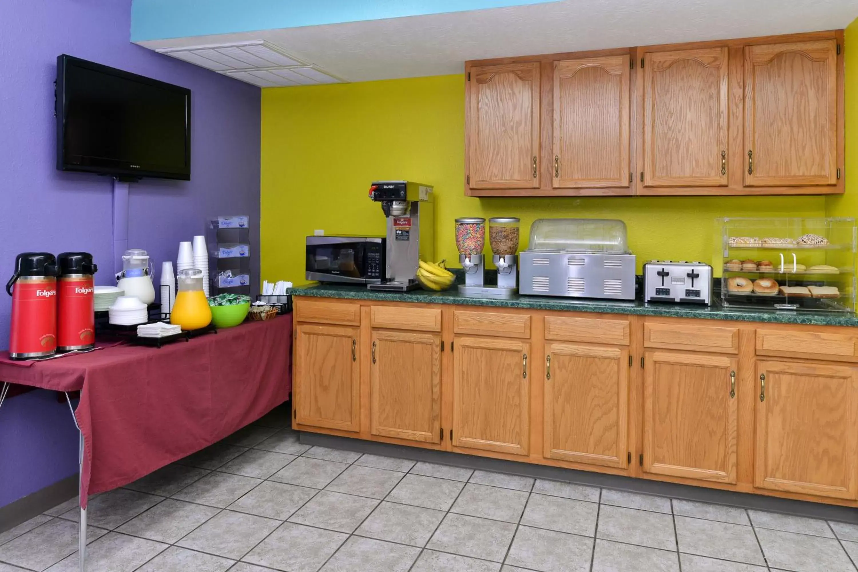 Food, Kitchen/Kitchenette in Americas Best Value Inn - Seymour