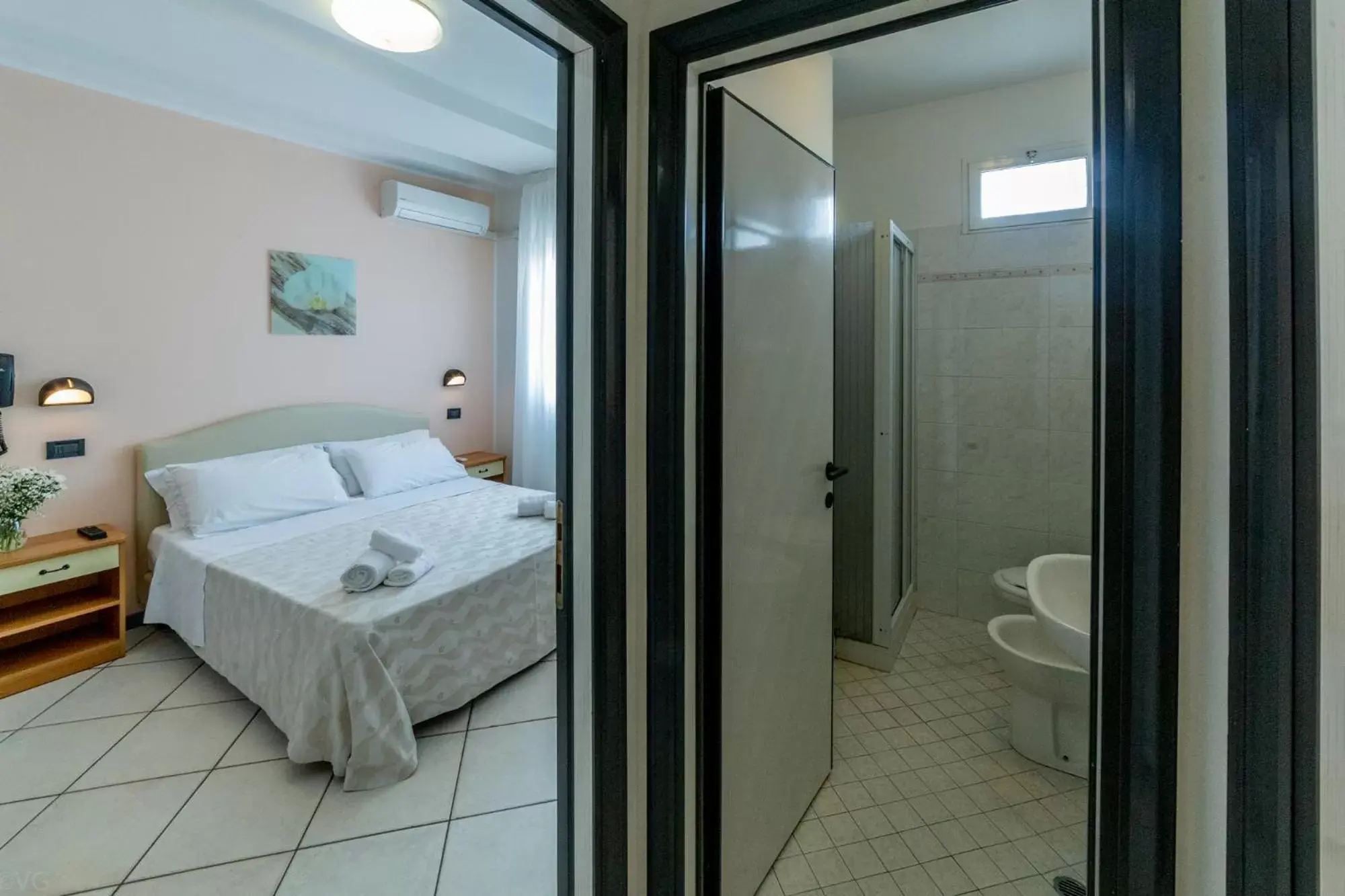 Shower, Bathroom in Hotel San Paolo