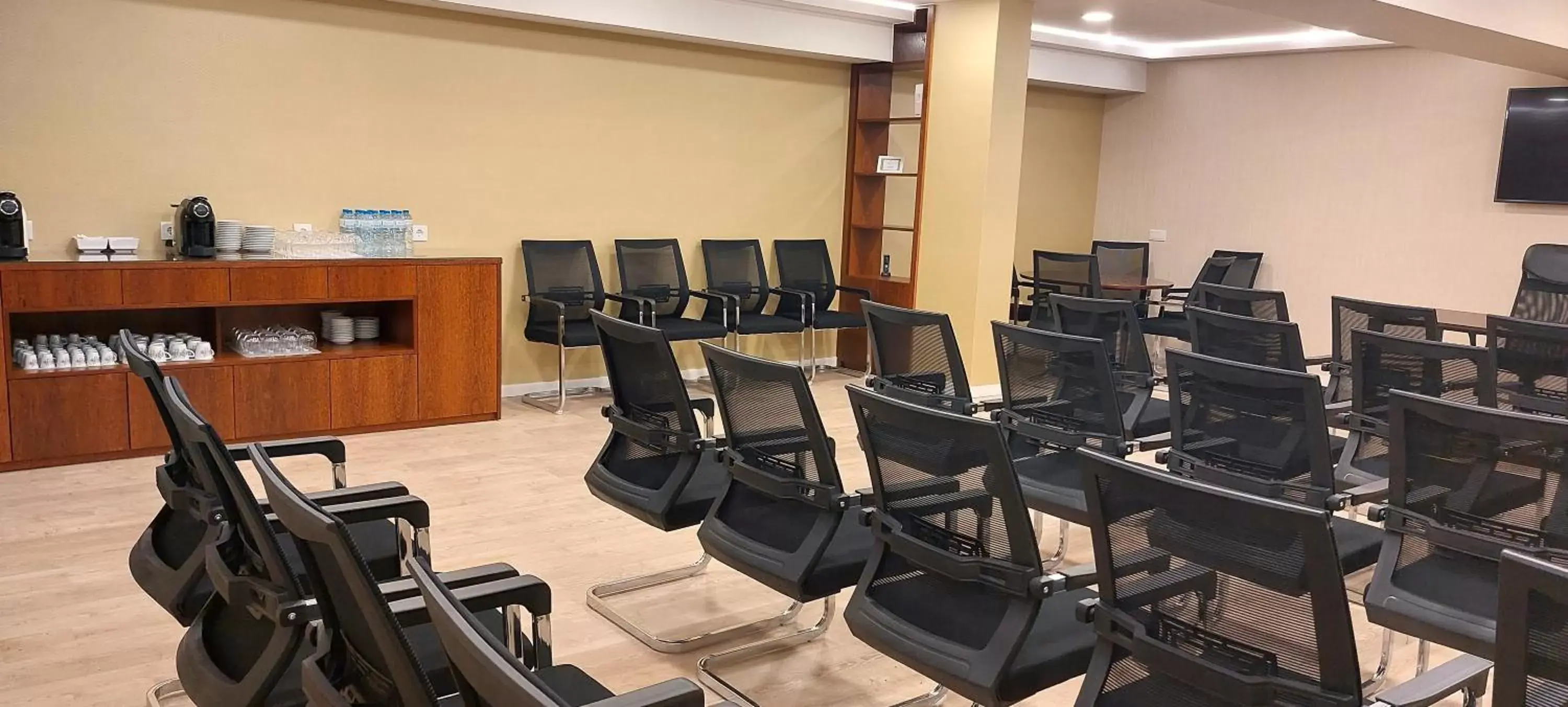 Meeting/conference room, Fitness Center/Facilities in Empire Lisbon Hotel
