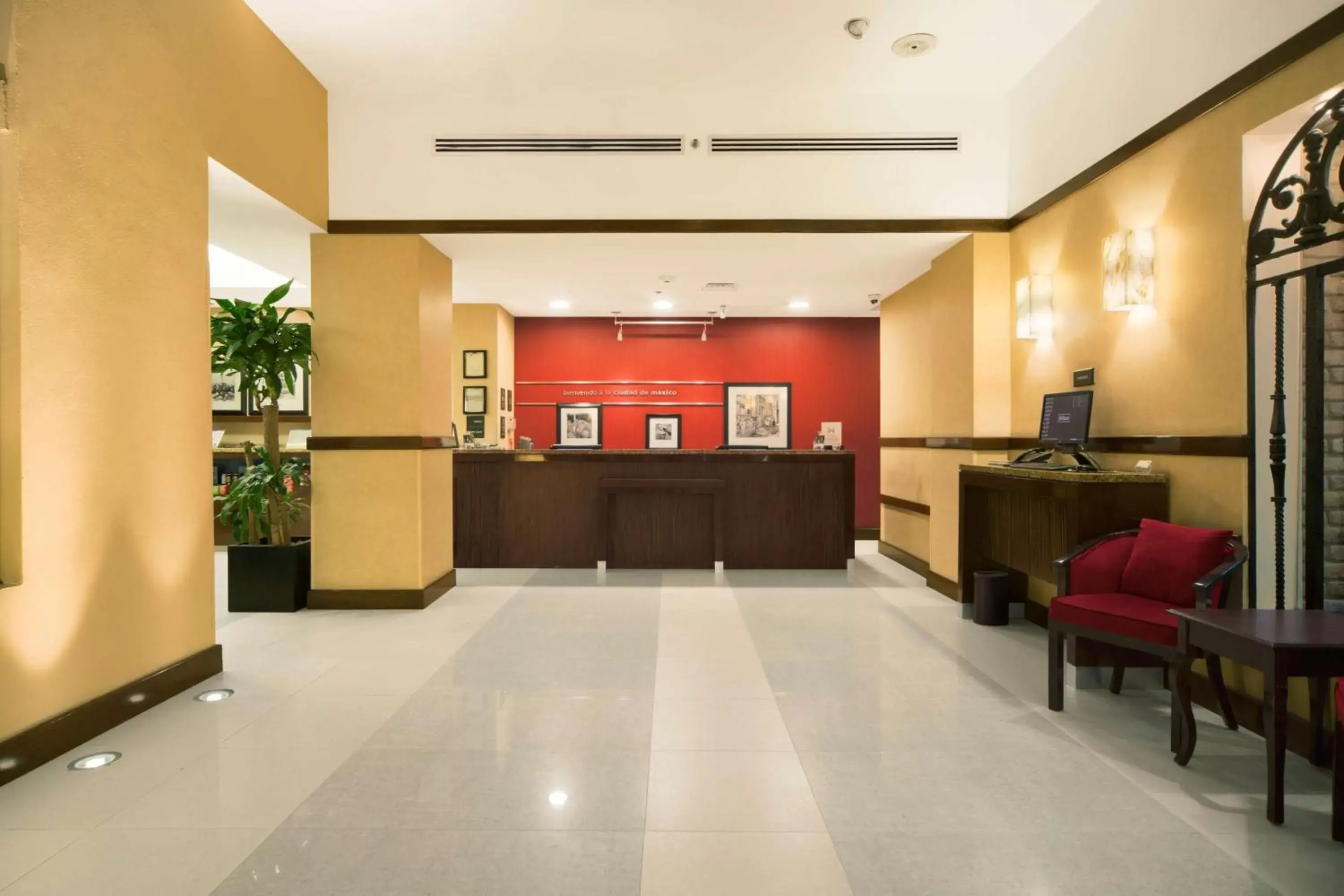 Lobby or reception in Hampton Inn & Suites Mexico City - Centro Historico